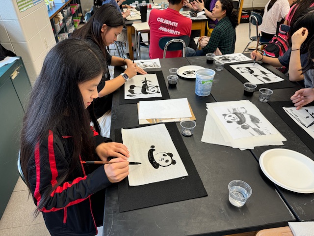 八年級同學聚精會神的畫畫。