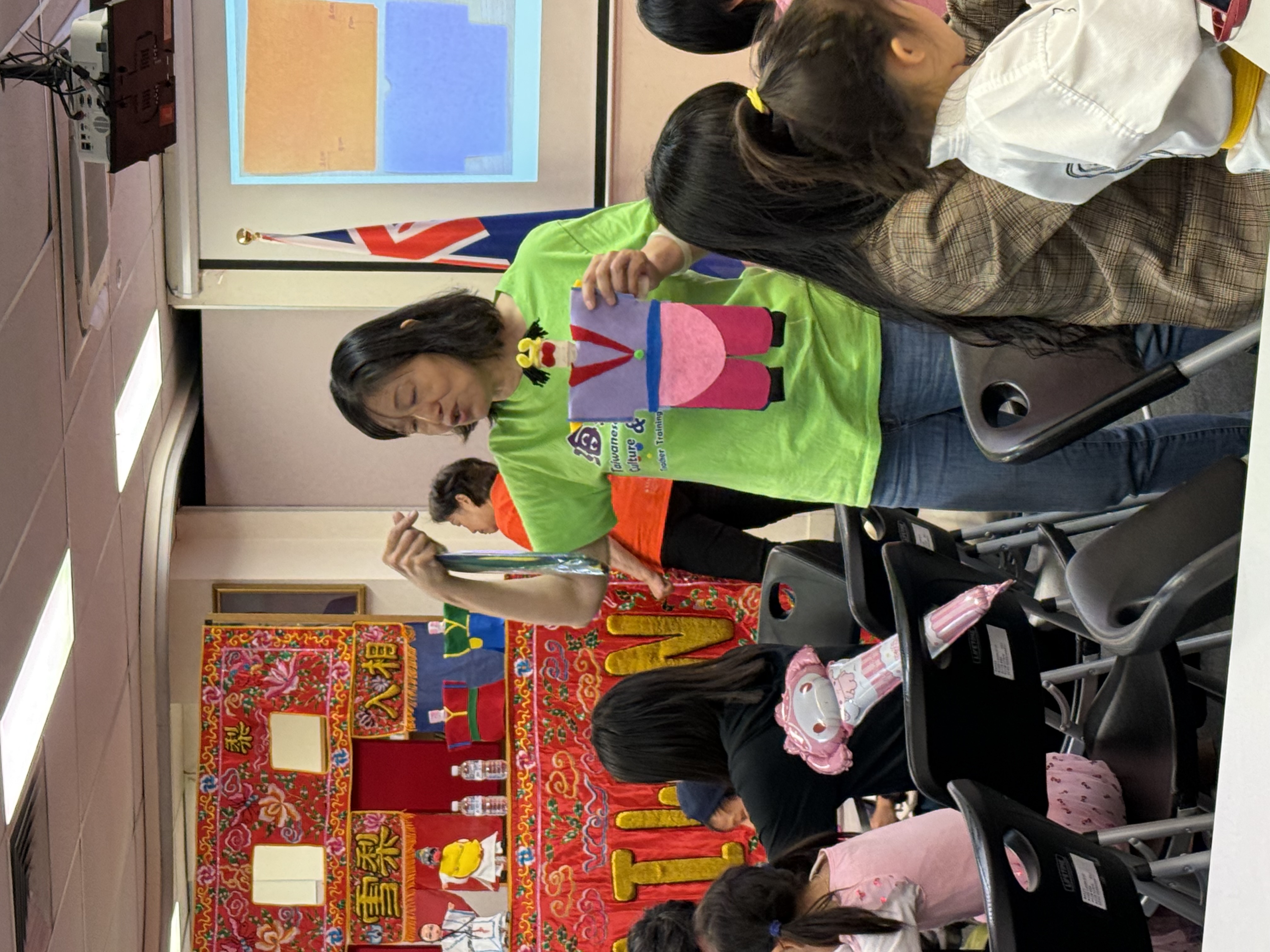 賀冬美文化種子老師利用空瓶及其他材料指導老師們完成布袋人偶