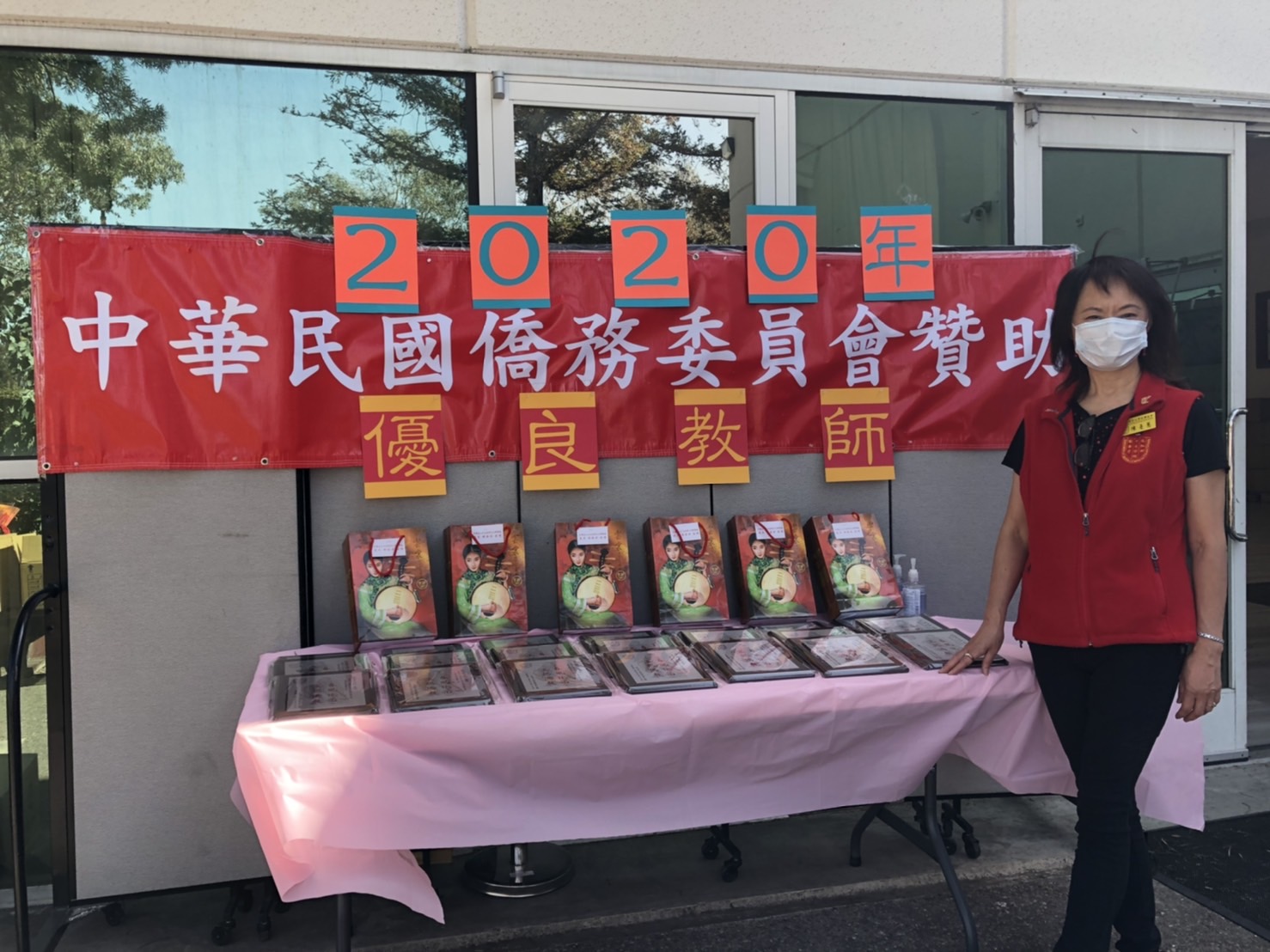 陳亳蕙會長在文教中心前等候得獎教師前來領獎