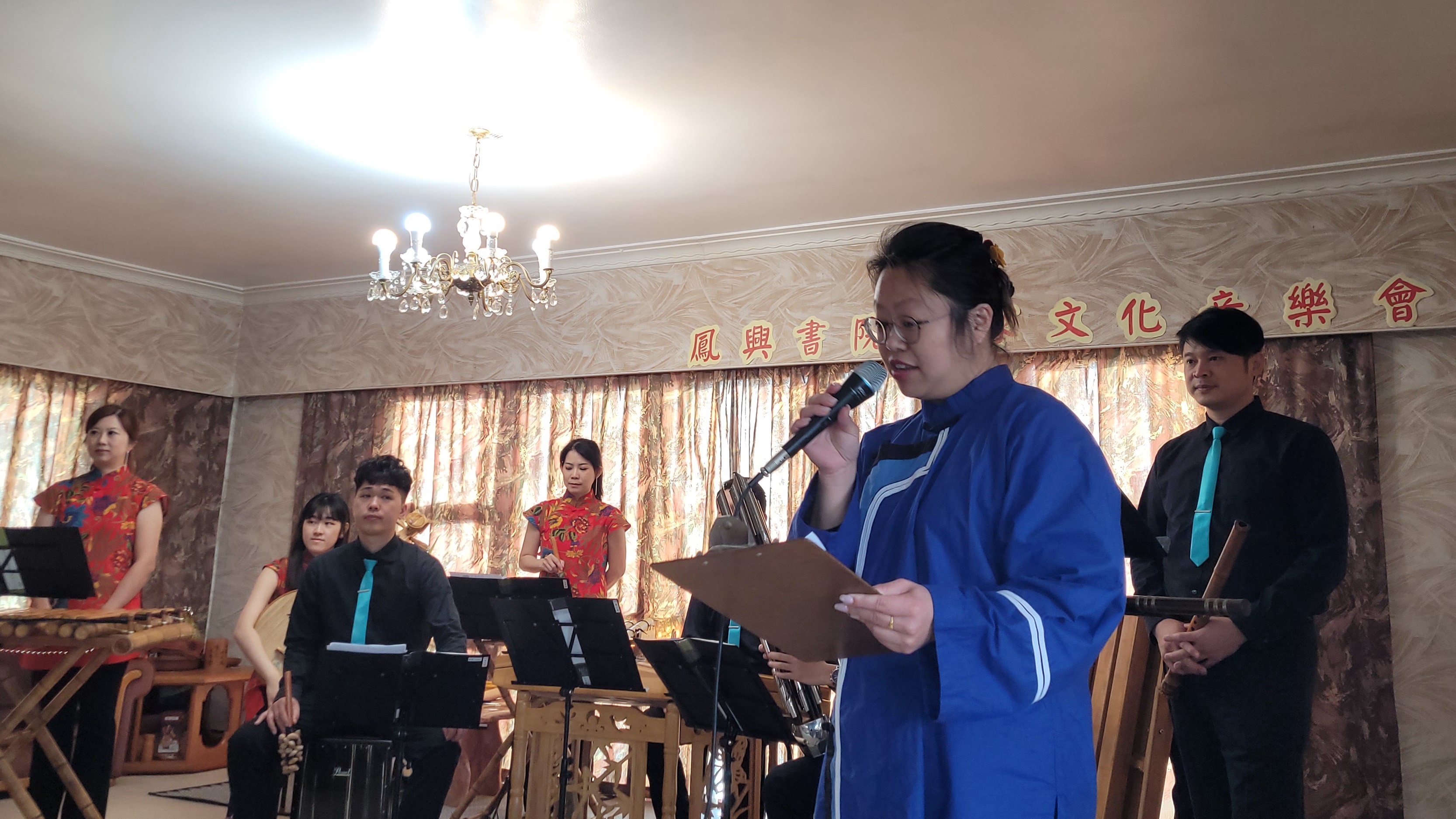 紐西蘭客家同鄉會理監事張心容身穿傳統客家服飾主持音樂會