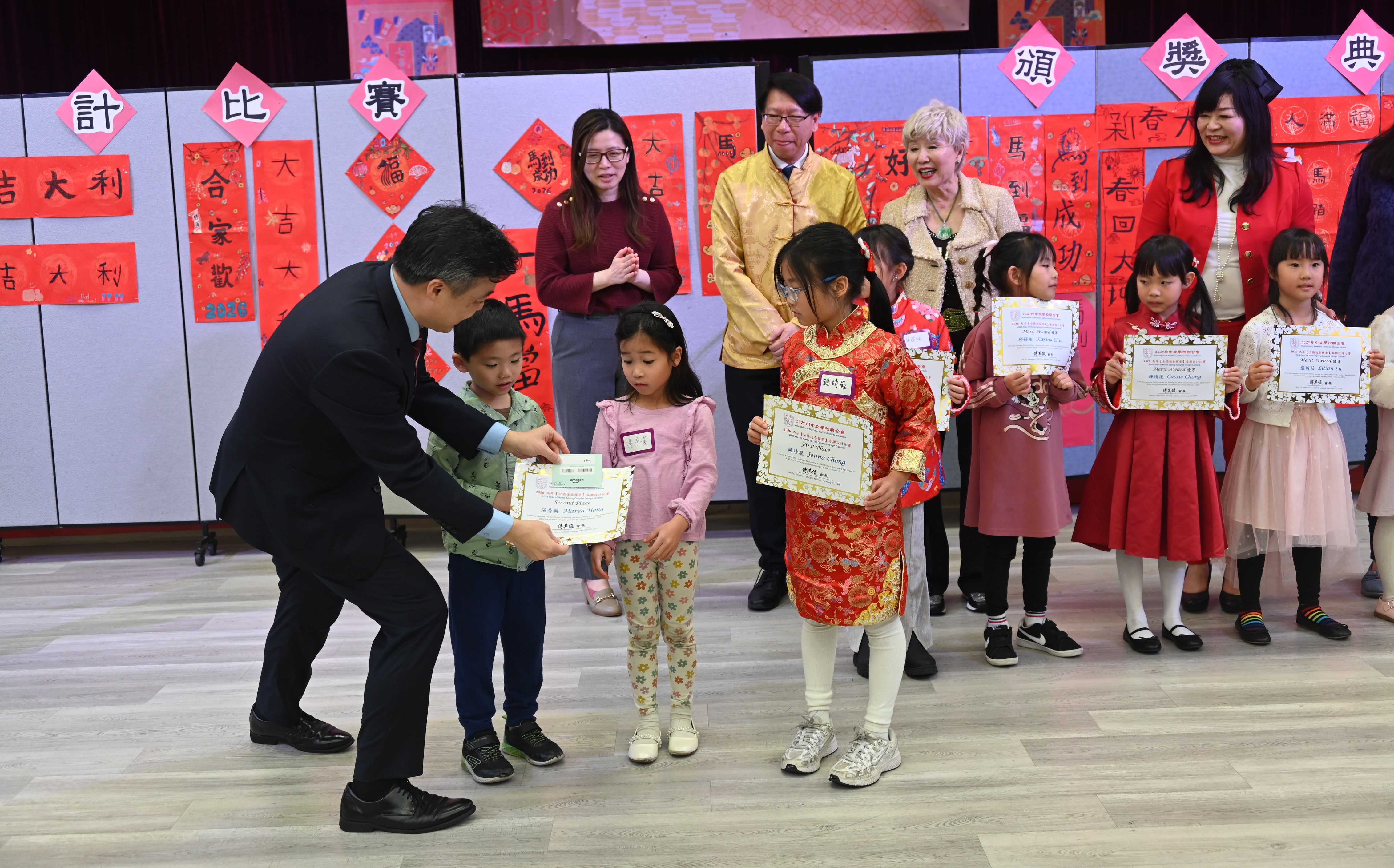 「中華民國駐舊金山辦事處」伍志翔處長頒獎給得獎參賽者