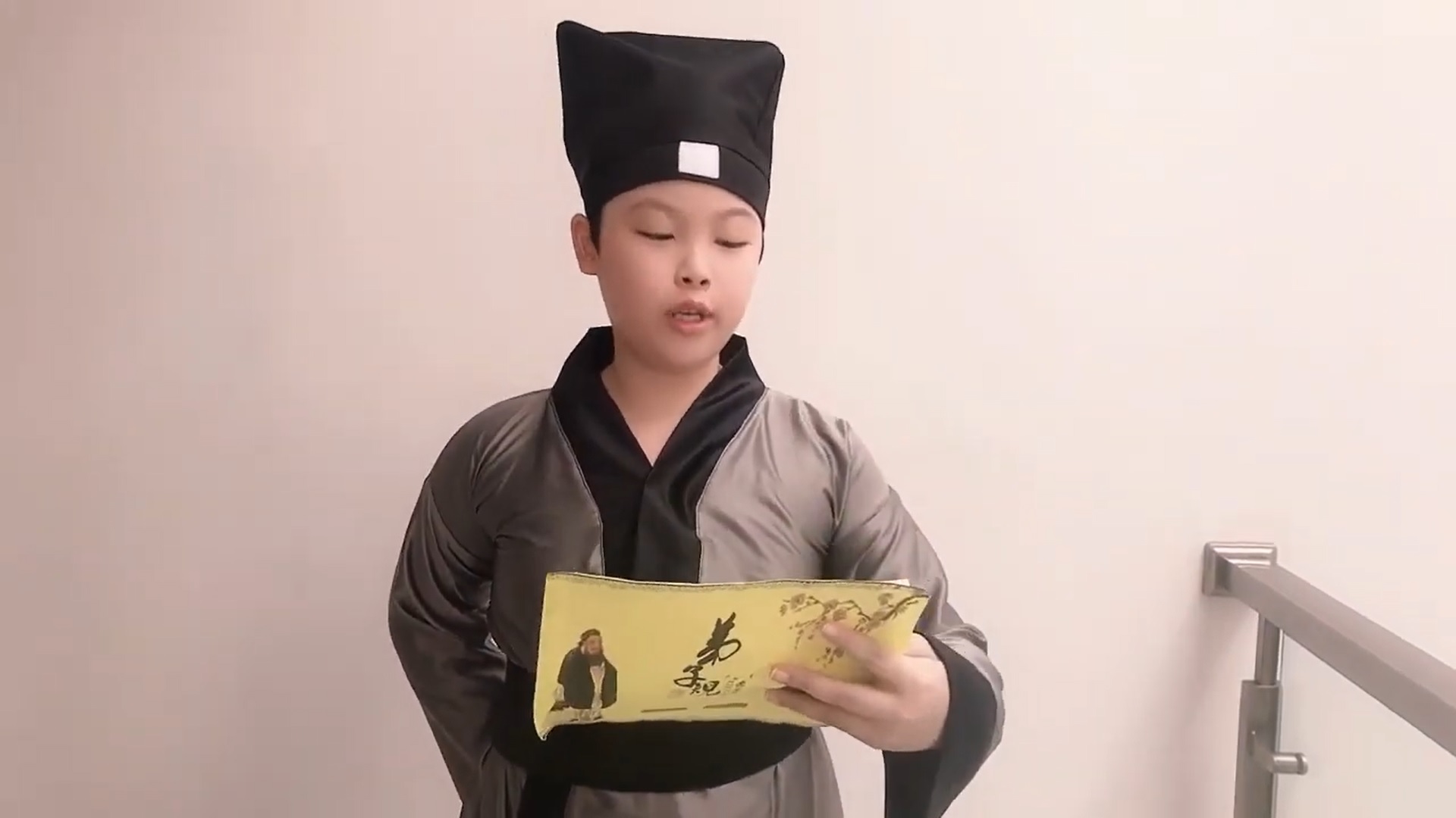 弟子規朗讀比賽高年級組第二名同學像是斯文的古代書生。