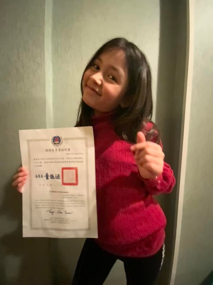 郭同學開心與獎狀合照
