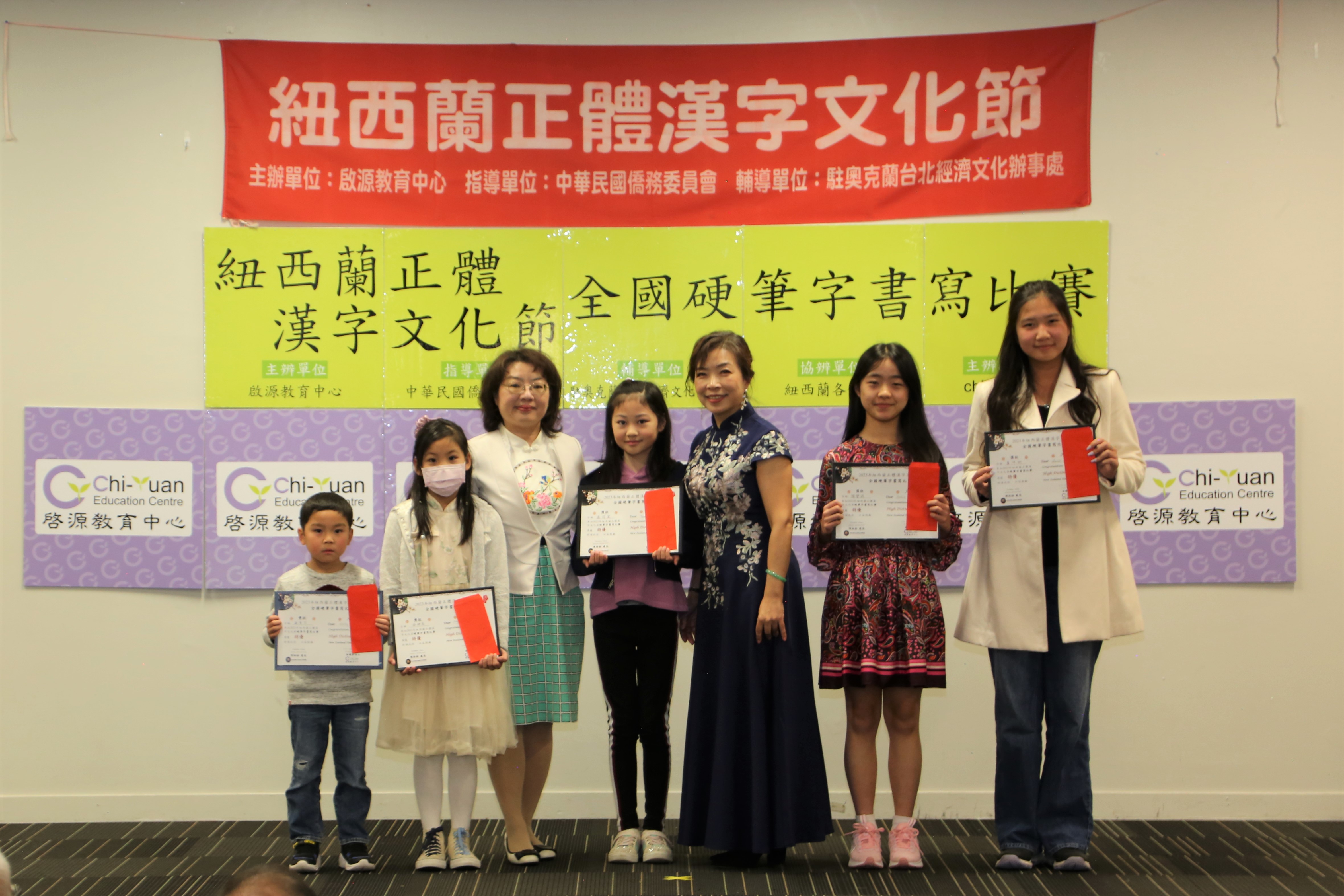 陳詠韶處長親自頒發每組的第一名