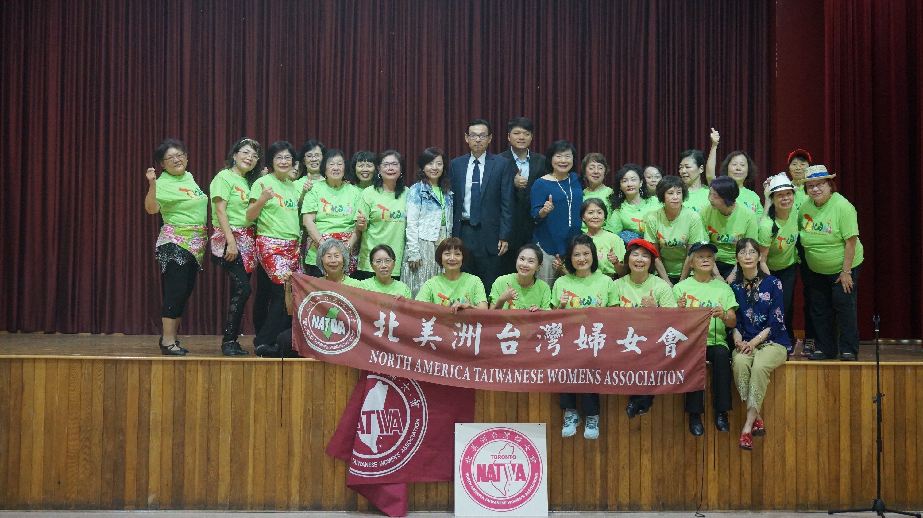 北美洲臺灣婦女會多倫多分會「2019年舞蹈夏令營」結業成果演出，文教中心孫國祥主任(第二排左七)、董至中副主任(第二排左八)、曾慧禎老師(第二排左六)、NATWA會長林麗娟(第二排左五)及全體學員合照。   