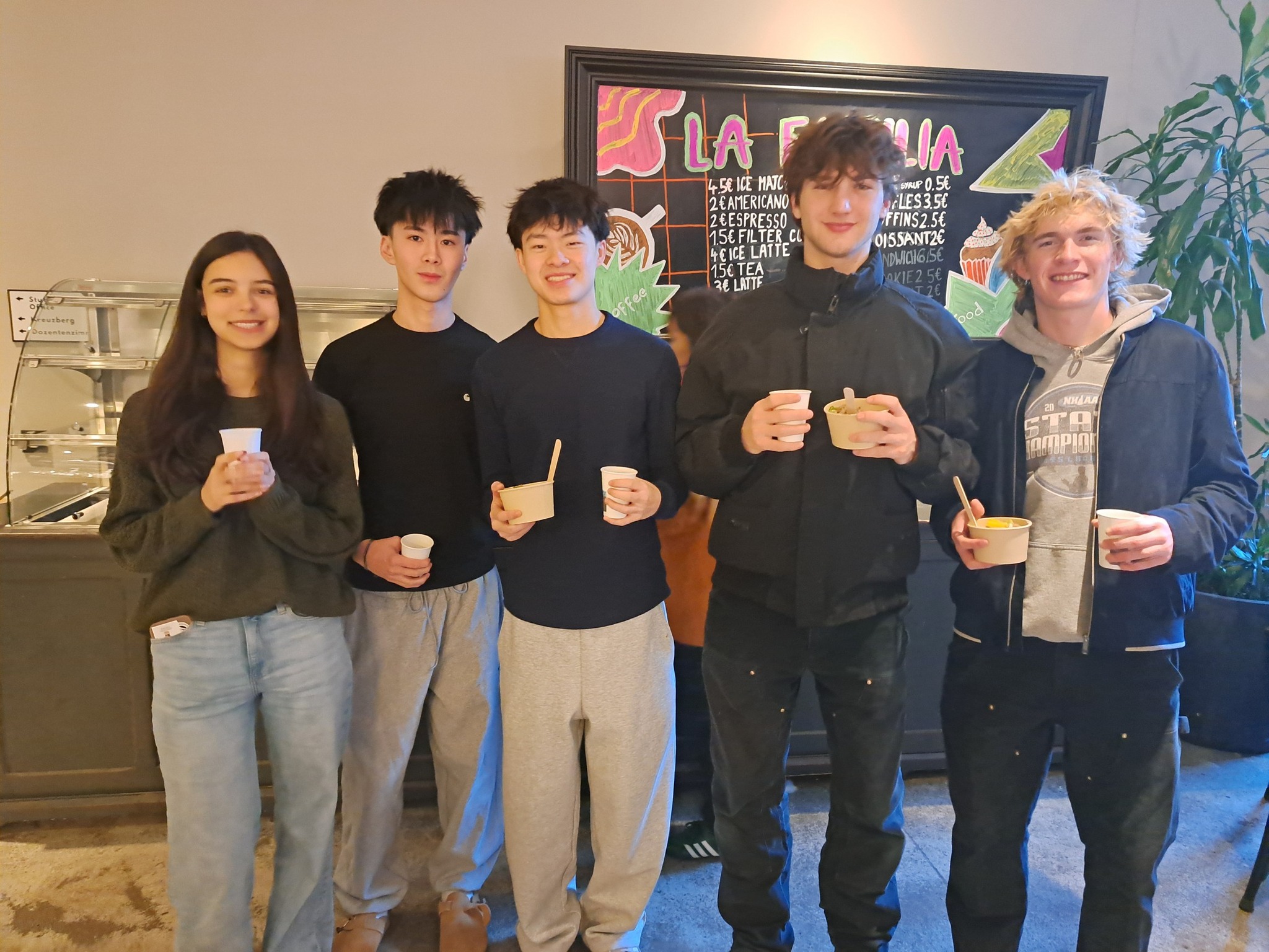 美國學生們對滷肉飯讚不絕口