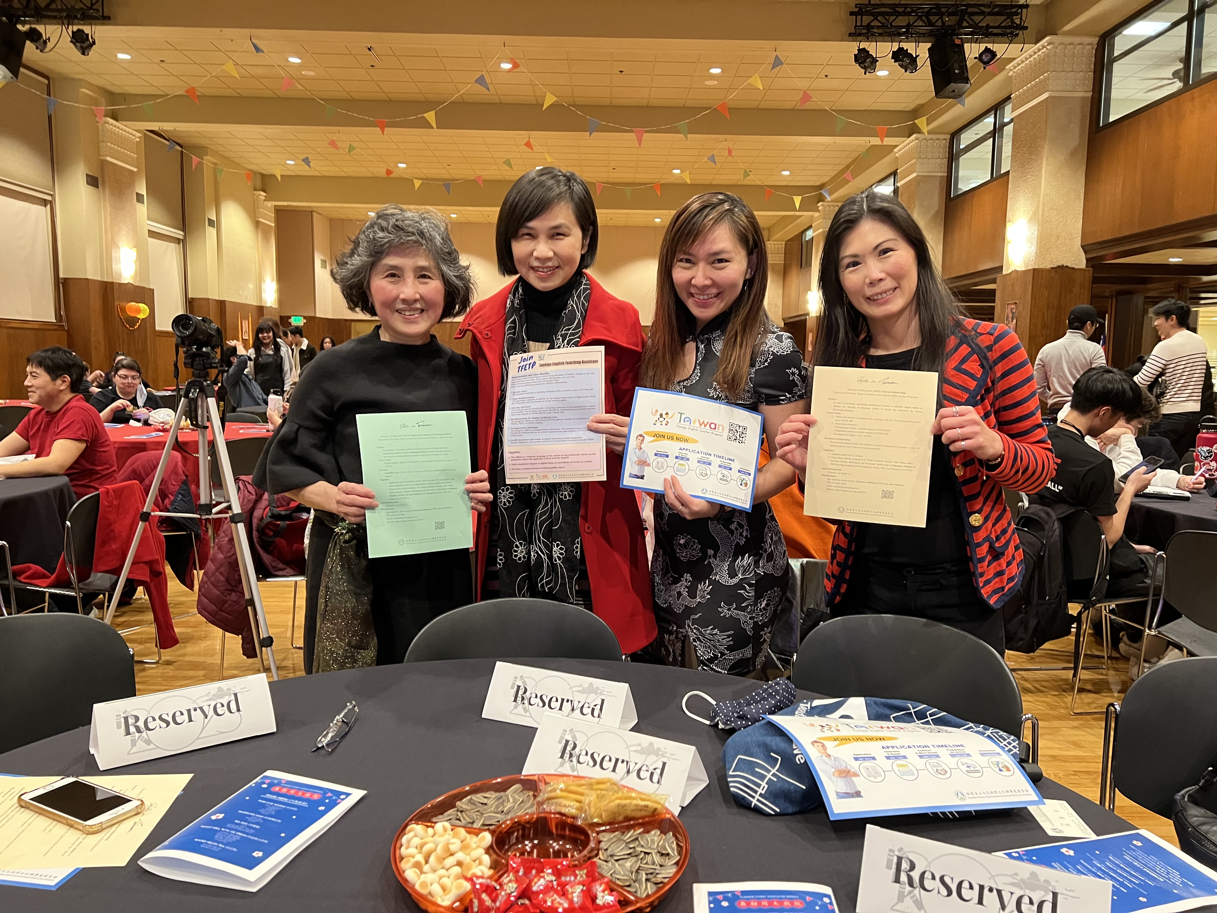 周組長和中文學校教職員合影