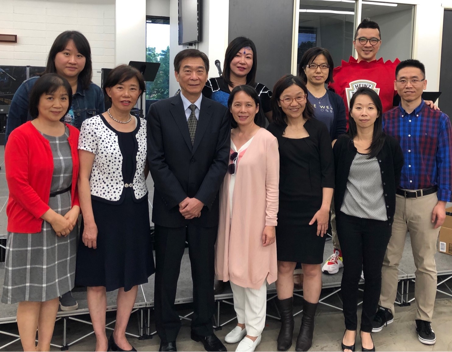 橙僑主任蔣翼鵬夫婦 (前排左三左四)與靈糧中文學校老師合影