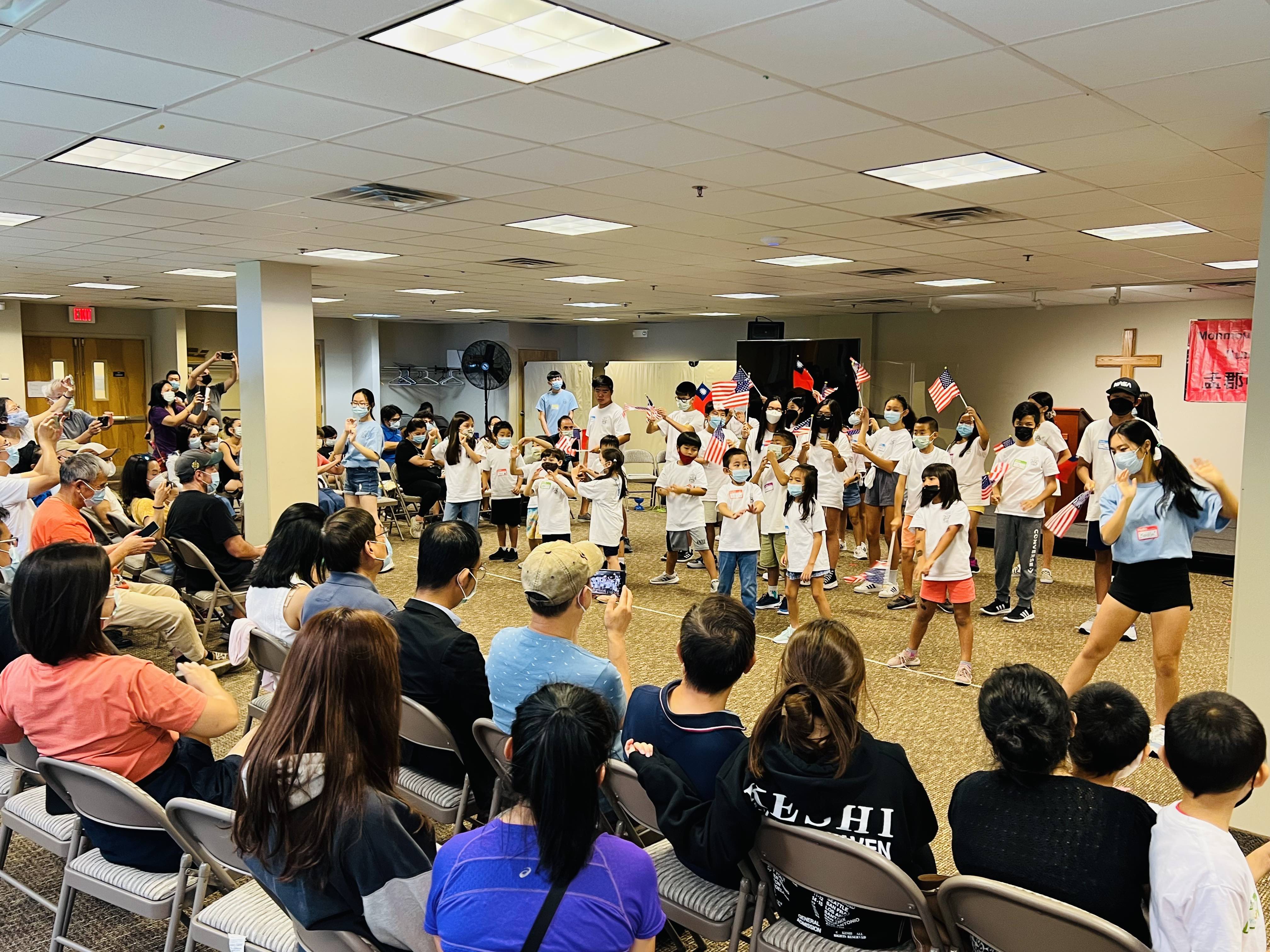 成果發表會中坐無虛席，家長不斷錄影拍照