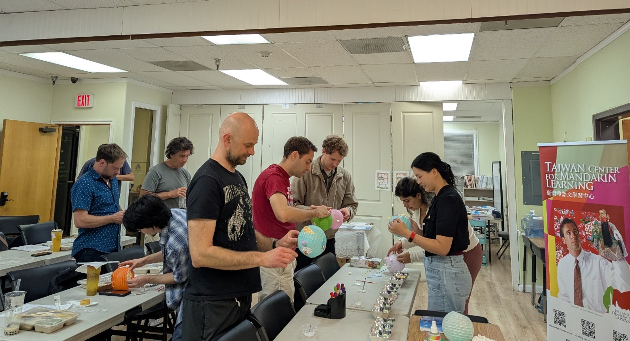 現場提供紀念品，邀請大家親手製作小燈籠，學員與新朋友熱絡交流、互助合作。