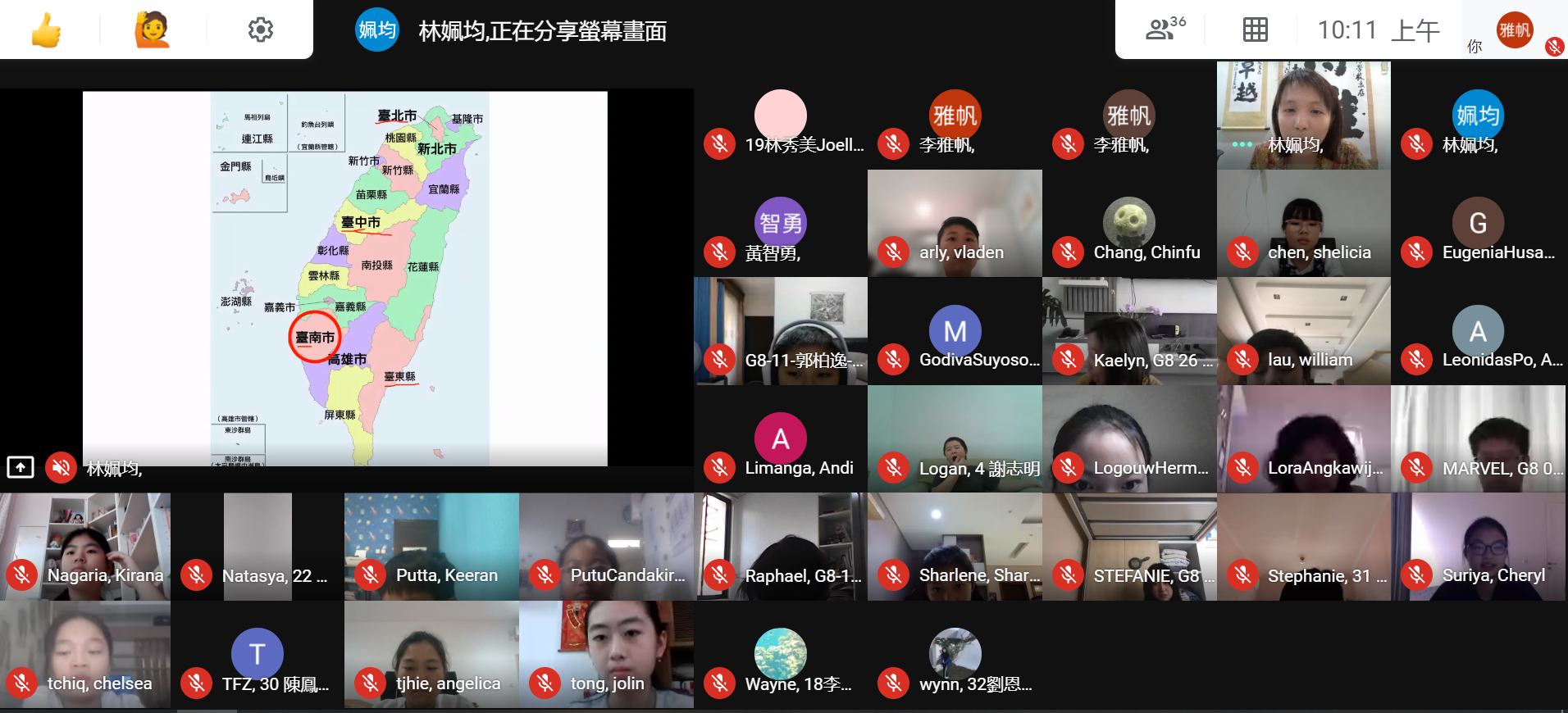林姵均老師（第一排右二）介紹臺灣地理位置。