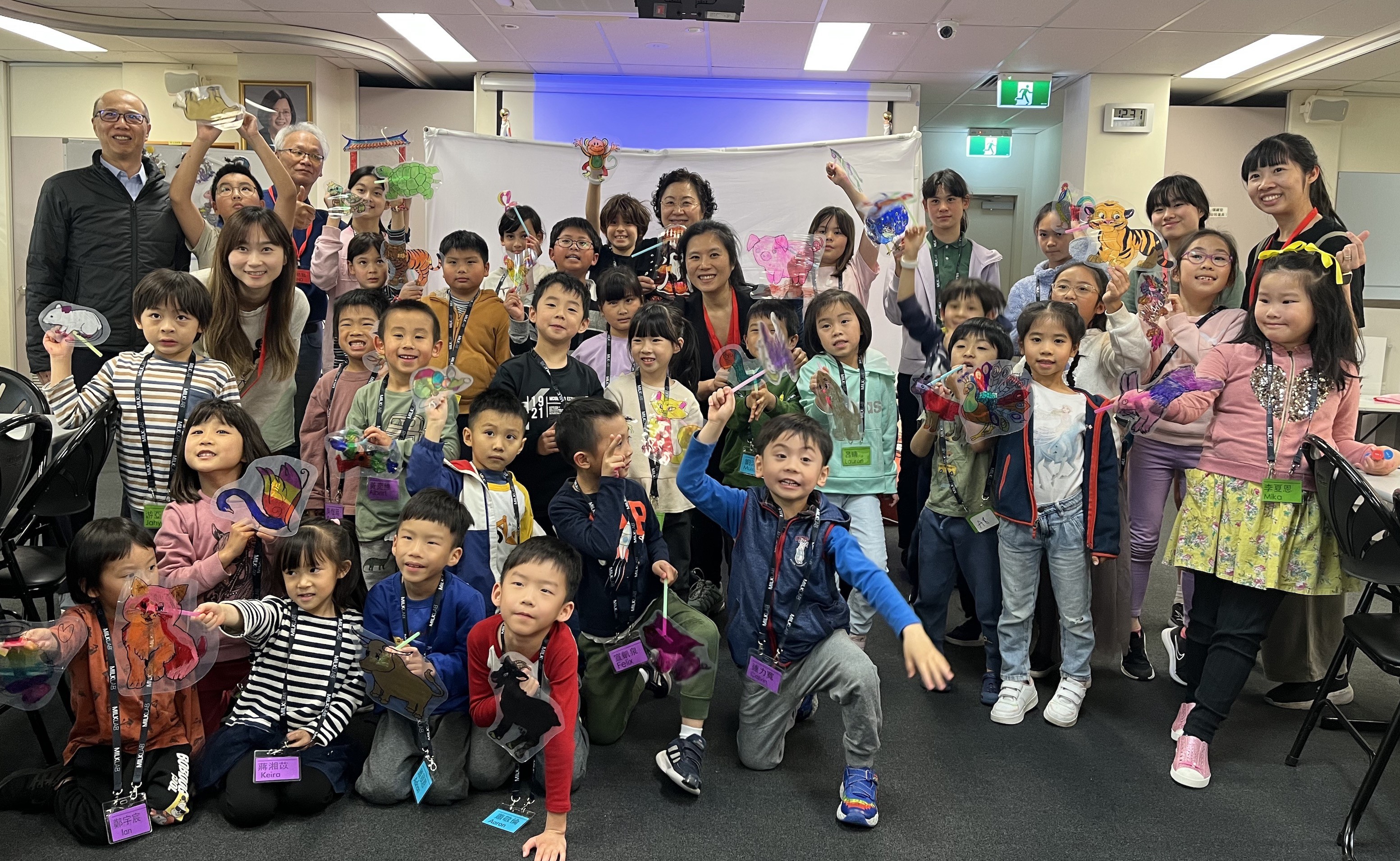 皮影戲課程學生作品展示合影