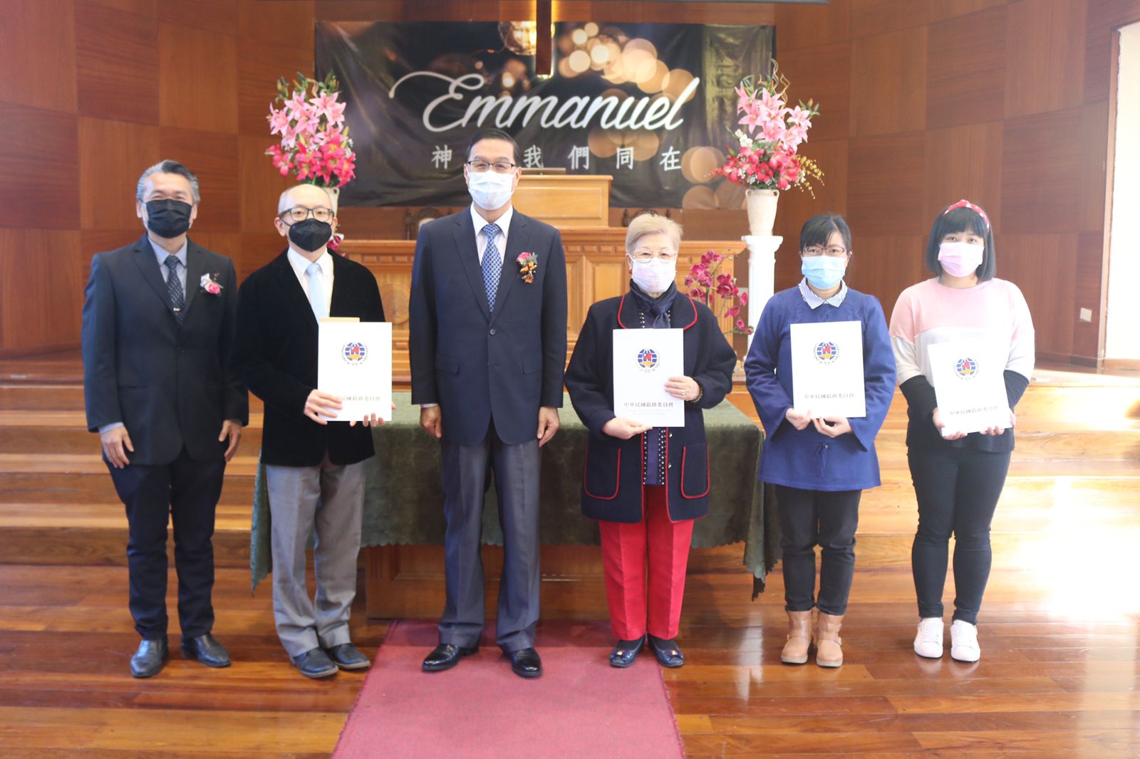 領取教師服務資深獎(服務滿十年)