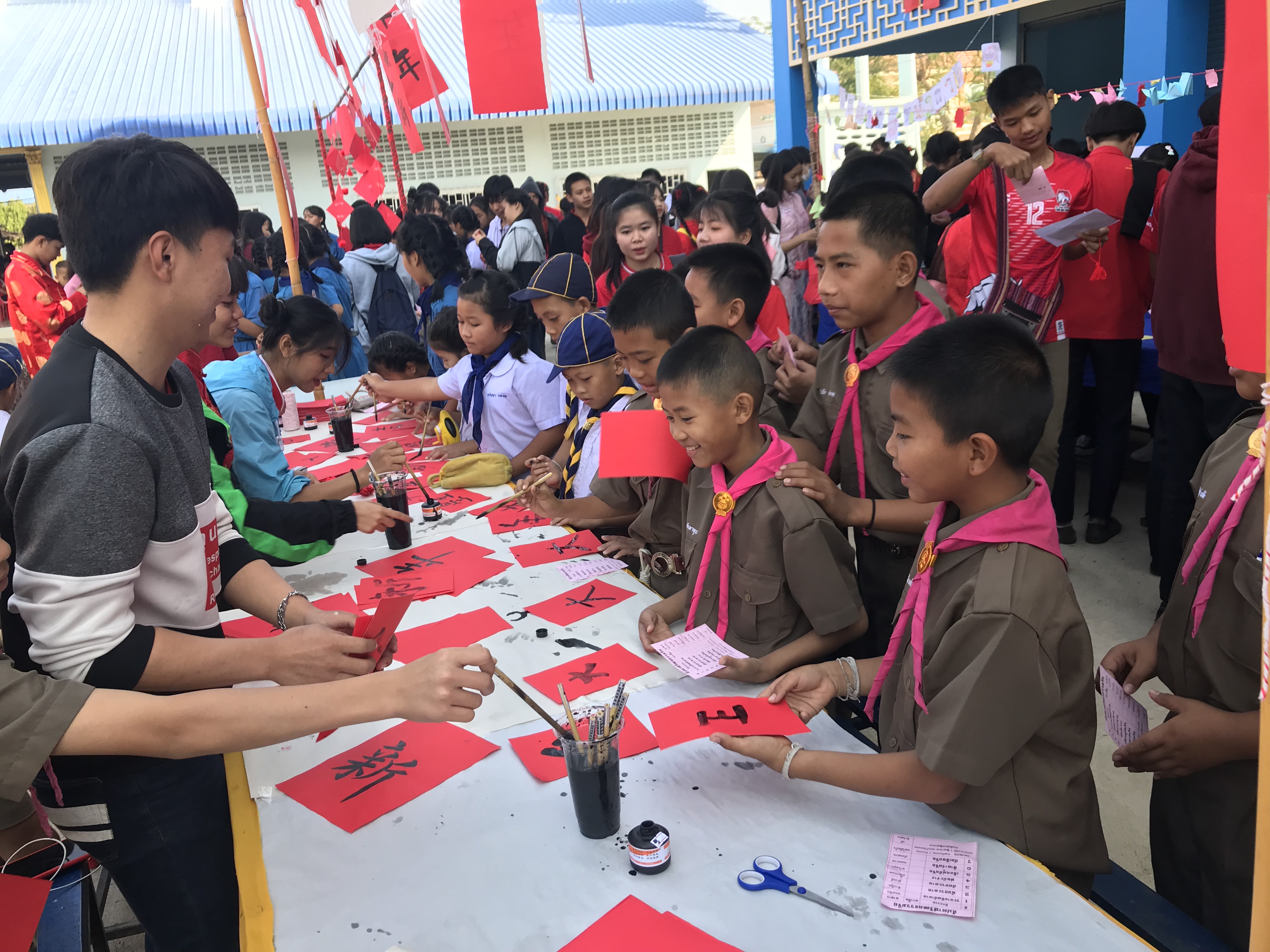 小學初中學生體驗寫書法