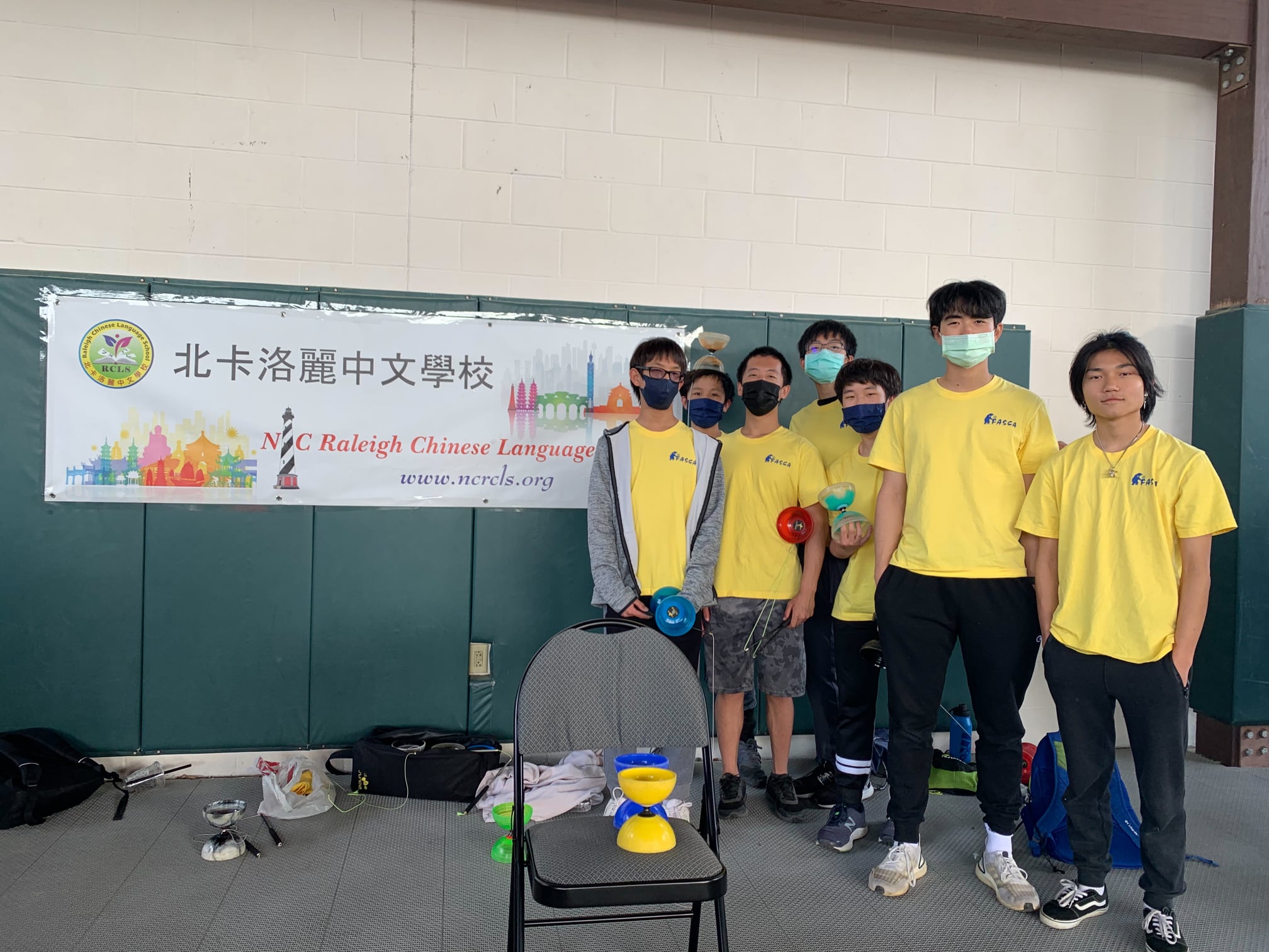 FASCA_Raleigh成員在文化攤位協助扯鈴示範教學