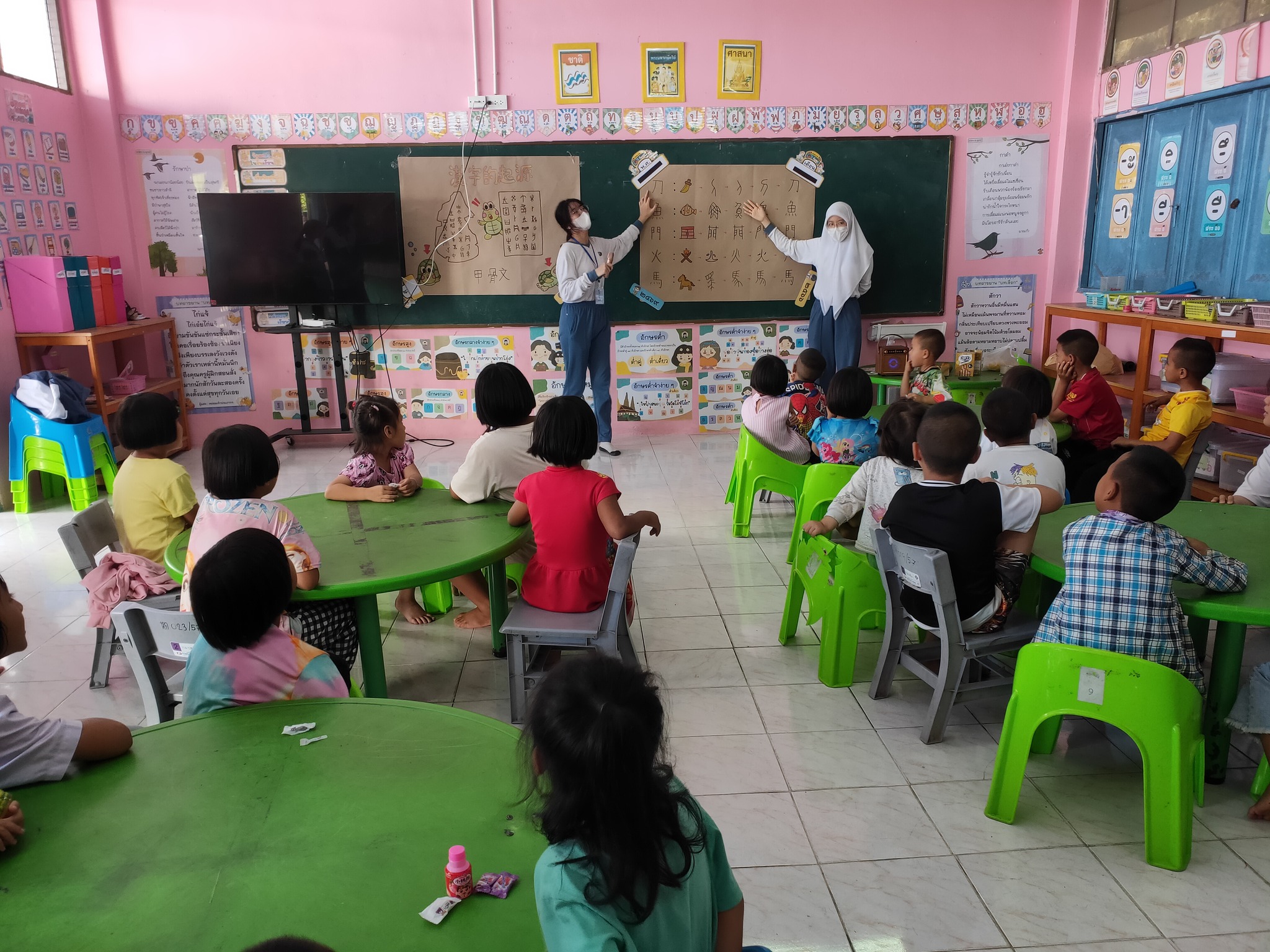 去到偏遠山區為當地孩子講解漢字的故事。