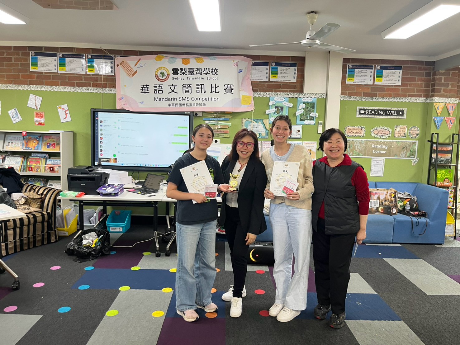 北岸校區進階班同學以台灣觀光與歷史為主題，透過簡訊進行同儕對話，內容豐富、結構完整、邏輯清晰，展現出良好的華文理解與表達能力。優異表現獲評審肯定，勇奪金杯，全場也響起熱烈掌。