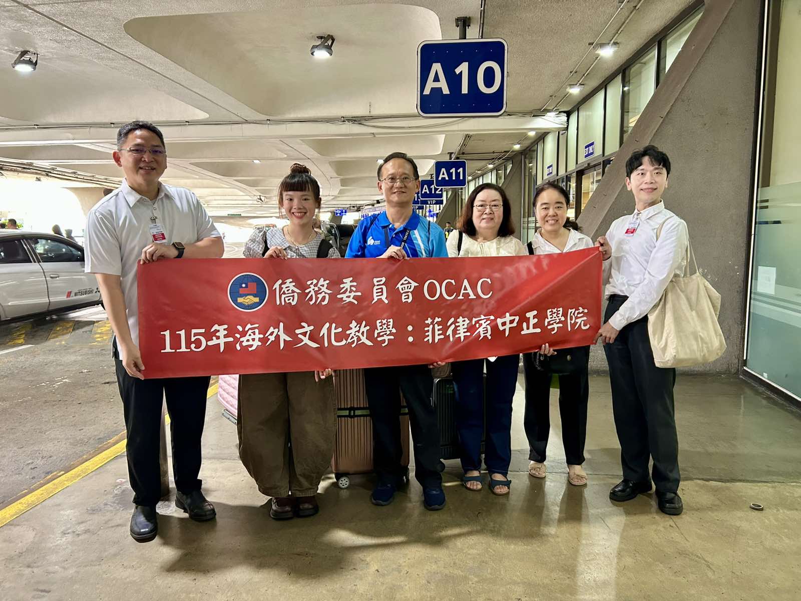 菲華文教服務中心及中正學院8月23日前往機場接機