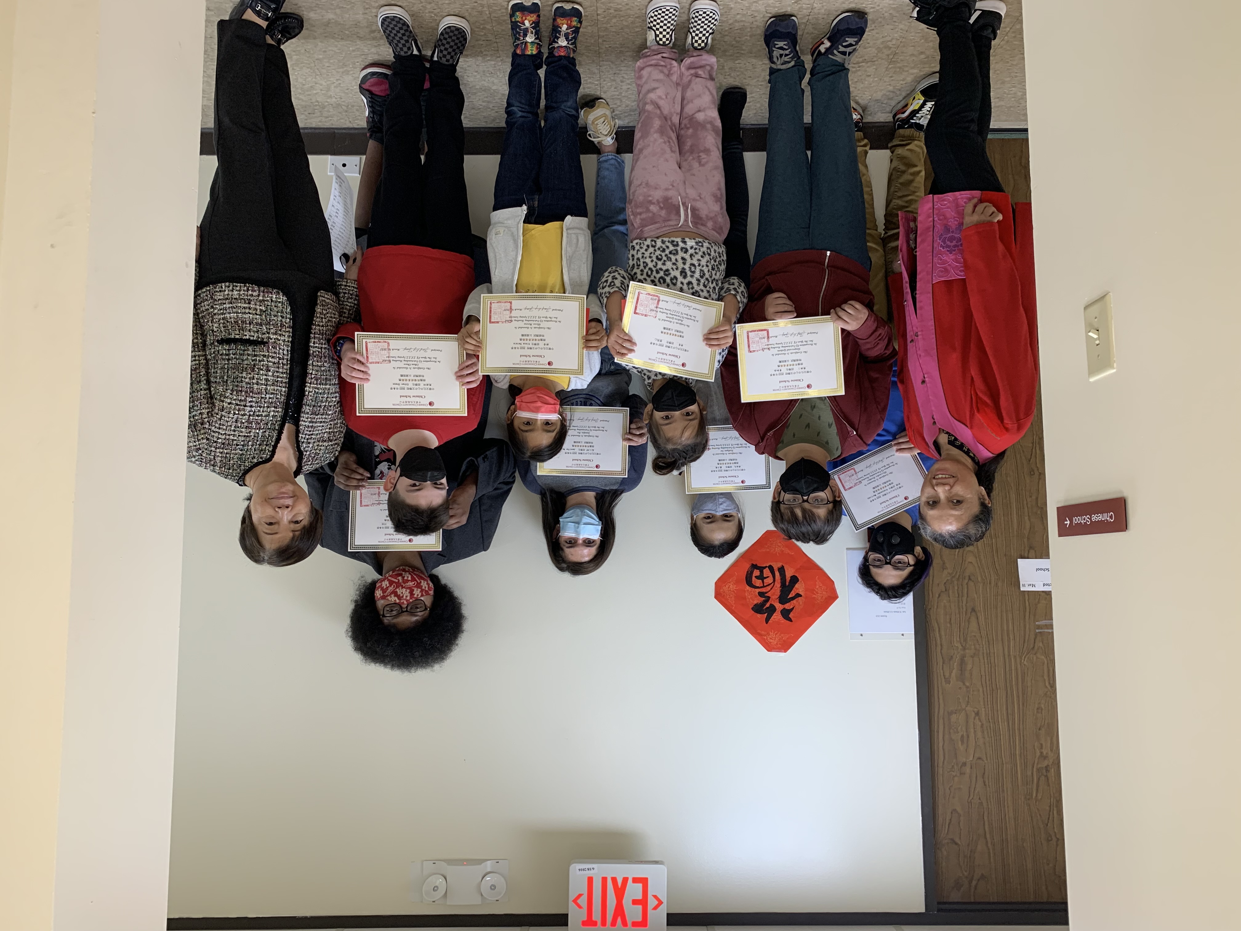 得獎學生和老師合影