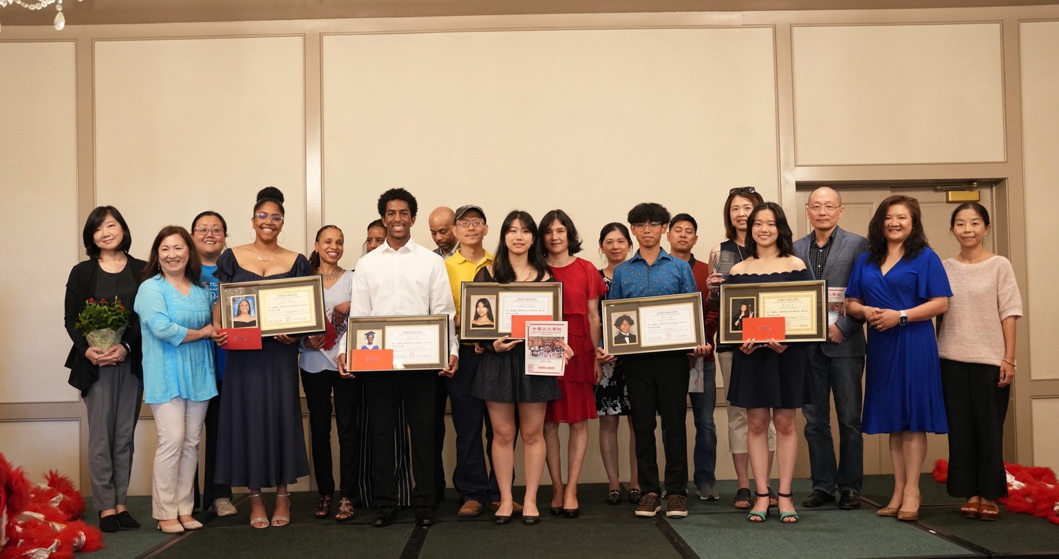 本屆畢業生（前排左三史漢娜Hannah Smith、前排左四柯林Collin Seay、前排左五蔡明婕 Jeanette Tsai、前排右四陳俊熙Jun Chen、前排右三黃恩玓Danica Huang）和校長林香蘭（前 排左二）、副校長夏忠菁（後排左一）、畢業生教師（前排左一安幼敏、後排右二柯怡菁）、家 長代表、家長會會長高彭春燕（前排右二）、副會長李霞（前排右一）合照