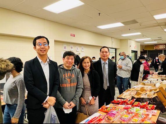 林威廷、傅仁明、李珠瑛、陳永豐(由左至右) 享受臺灣特色零食