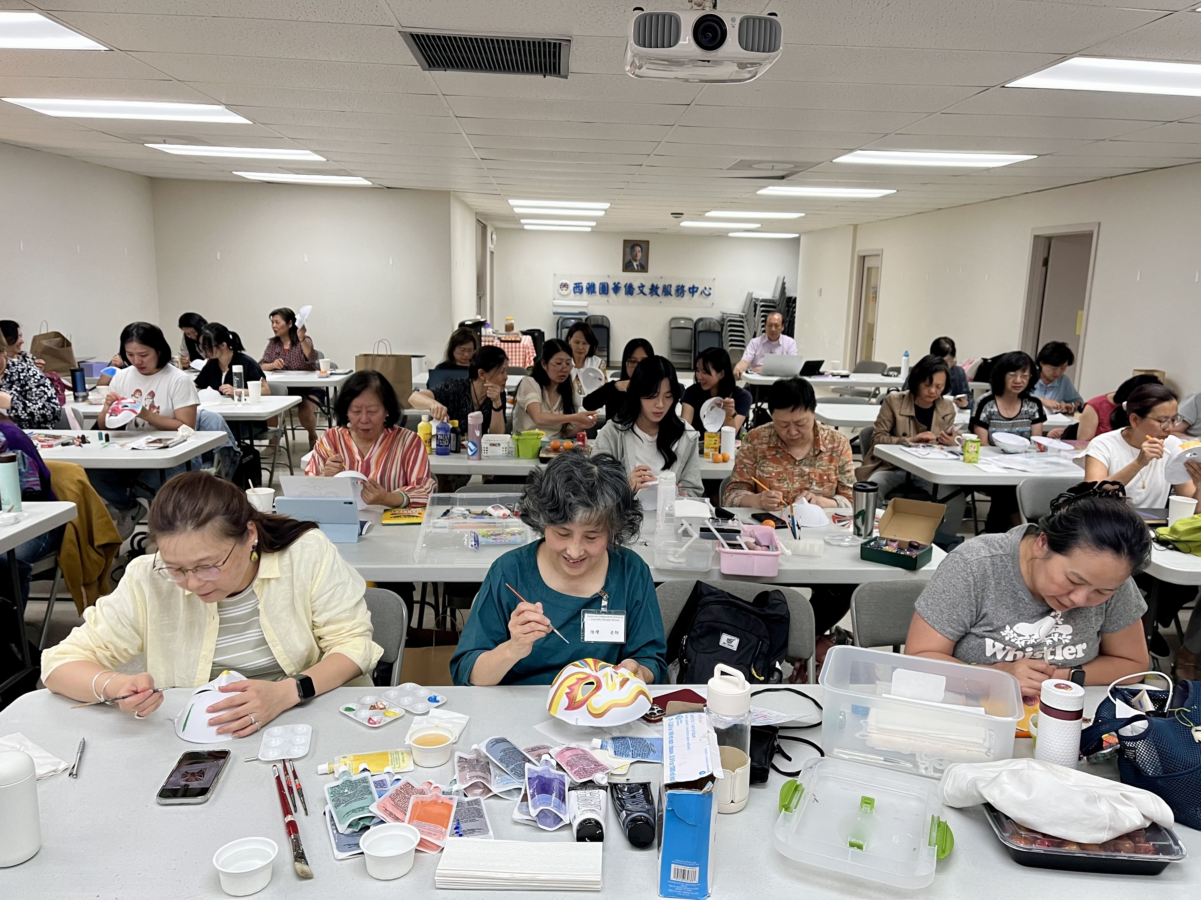 與會老師們用心製作自己的八家將臉譜