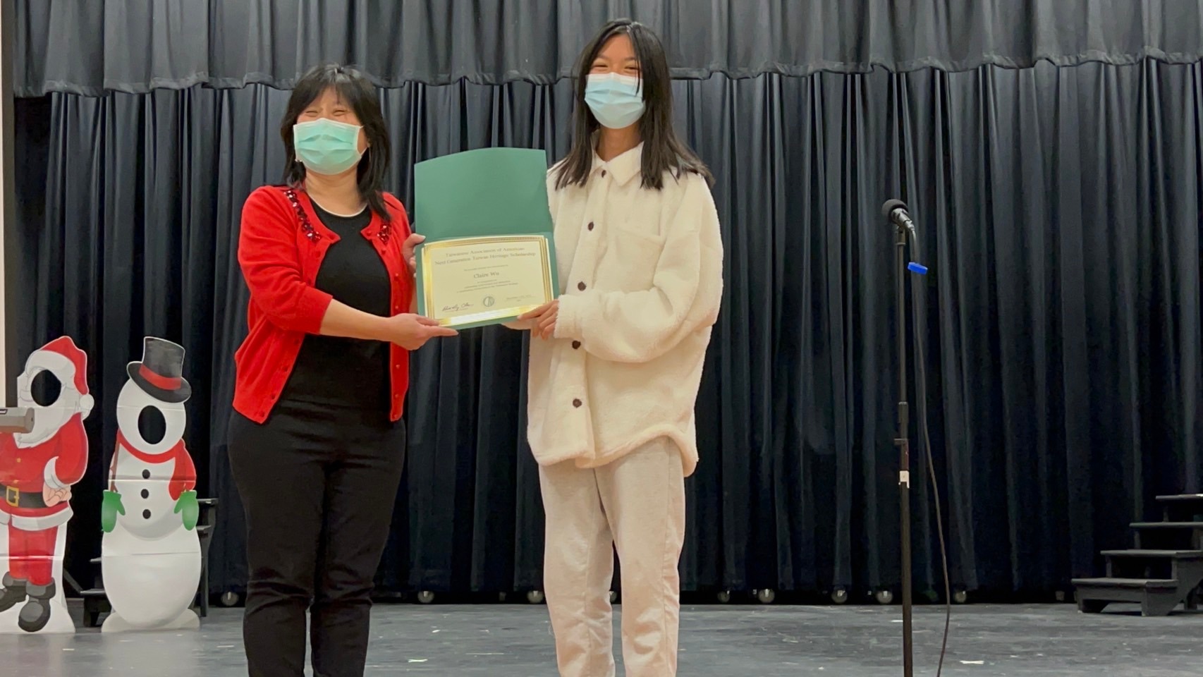 全美臺灣同鄉會會長陳桂鈴頒發「認識臺灣獎學金」