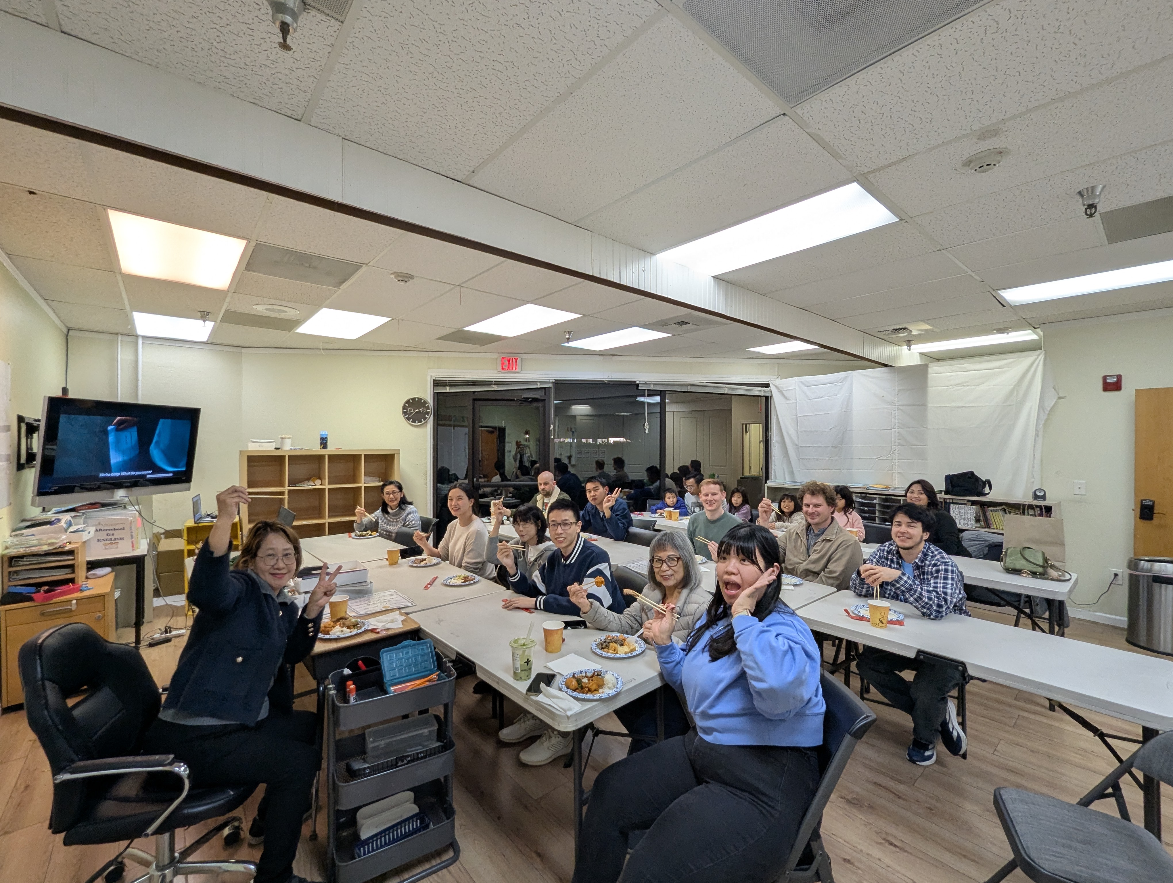 學員們一邊品嚐佳餚、一邊交流文化，個個笑容滿面，現場洋溢著輕鬆又幸福的氛圍。