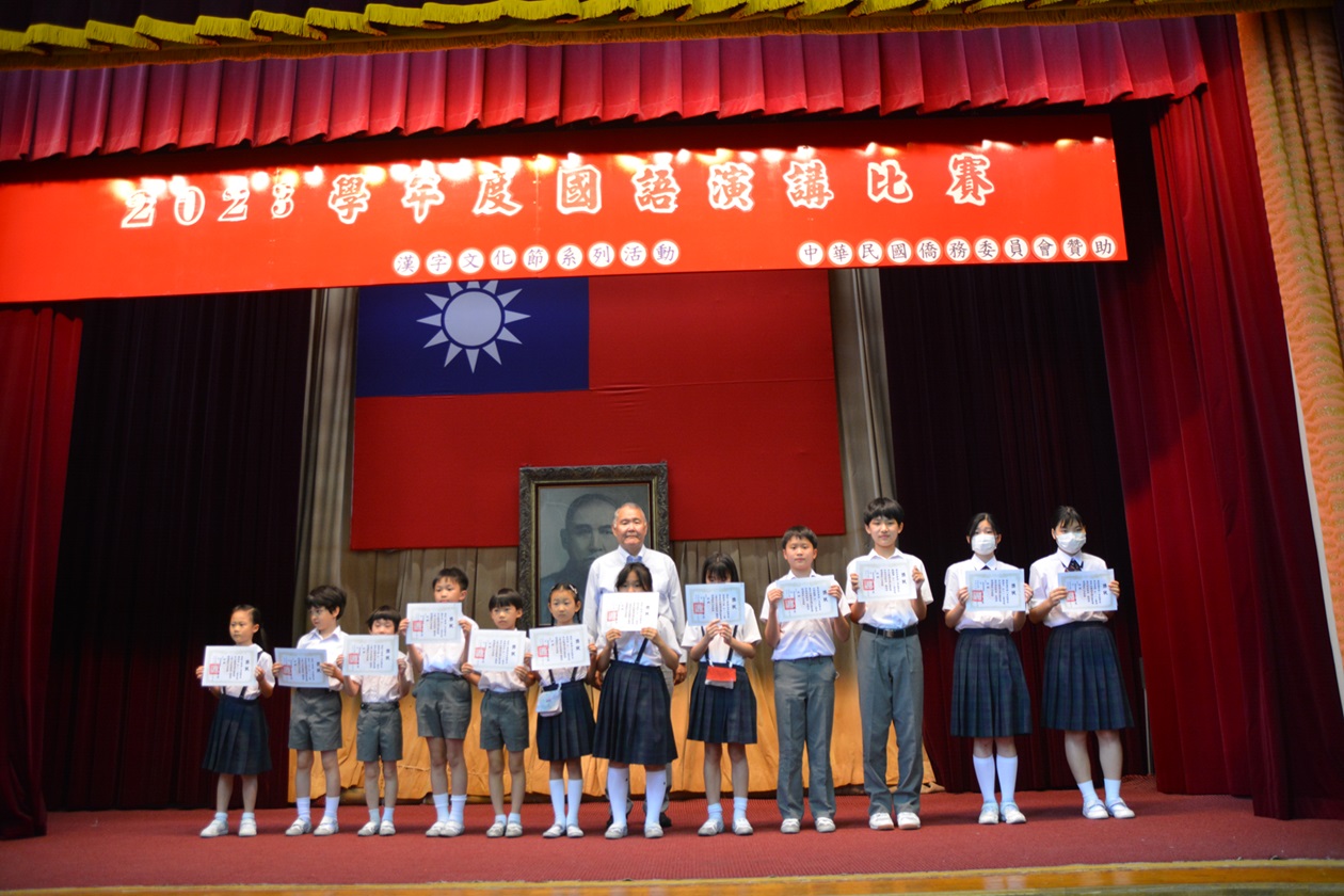 前三名得獎同學合照