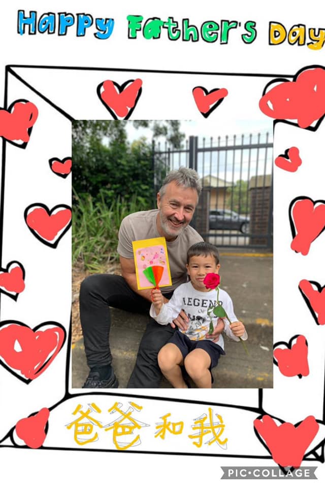 學童製作禮物致敬父親。