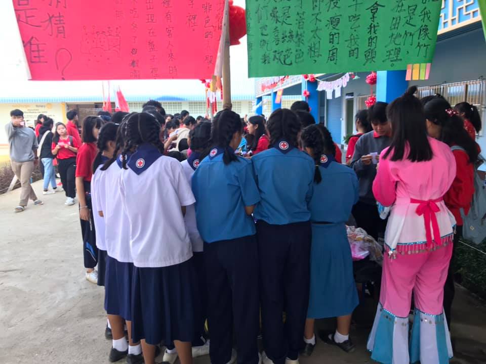 小學初中學生參與中文猜謎活動