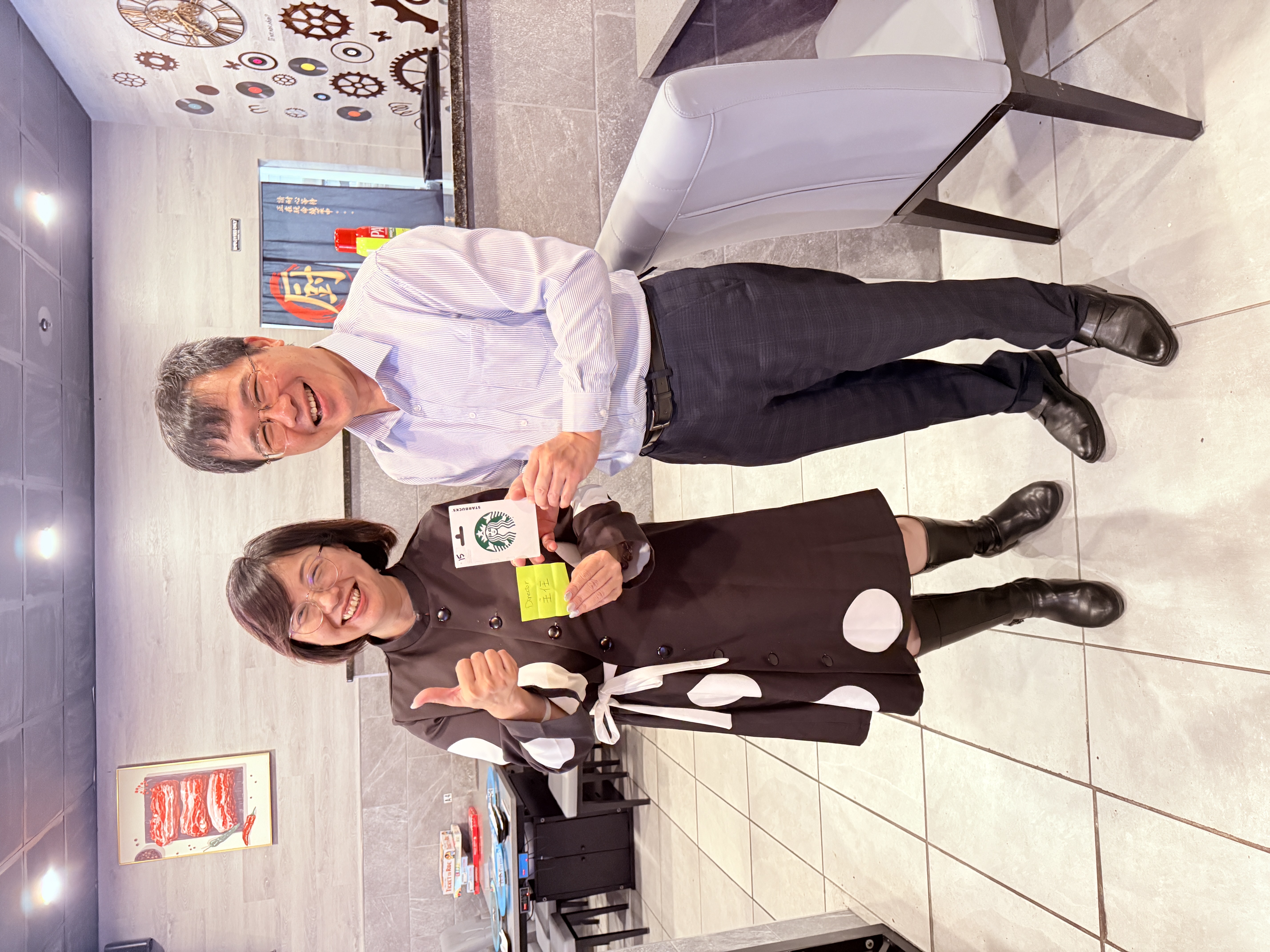 僑教中心閻主任（右）及中華文化學校董事長邱婷蘭合影