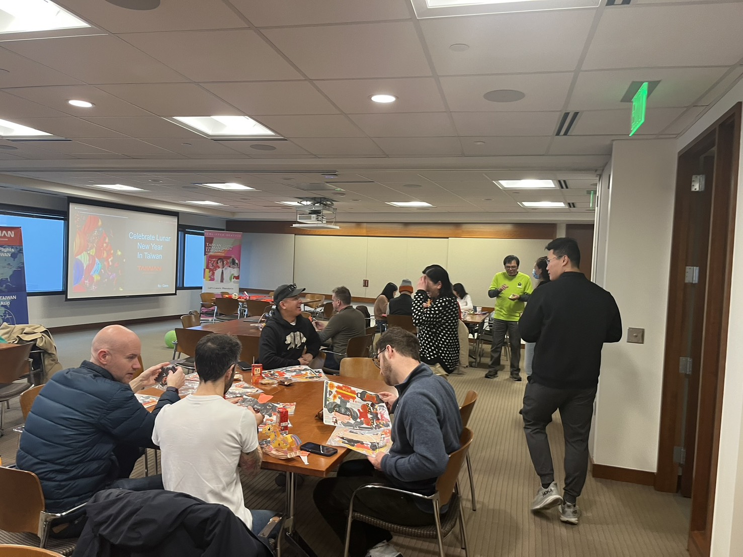 大家一邊聊天一邊做燈籠