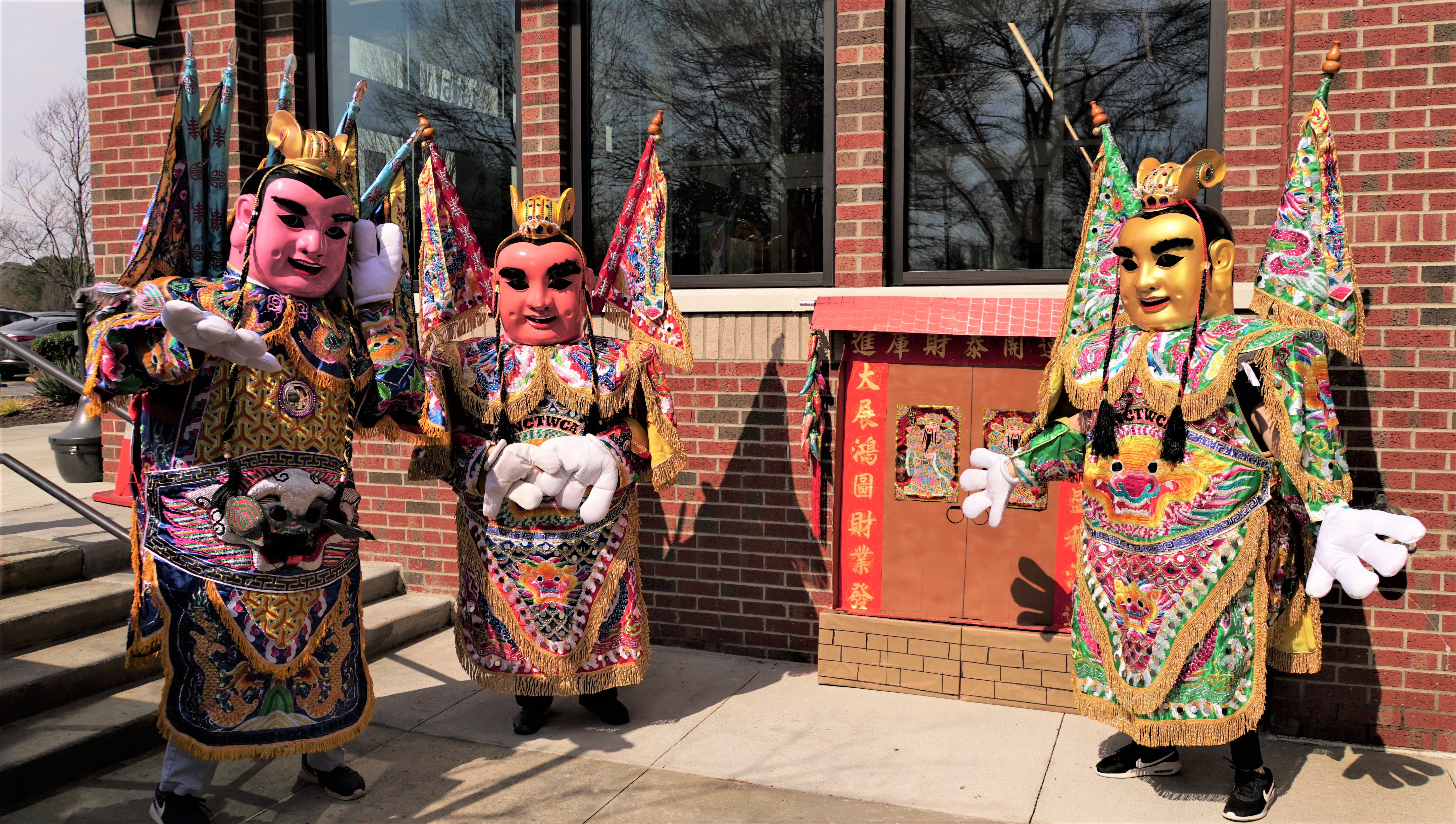 電音三太子由中文學校學生扮演