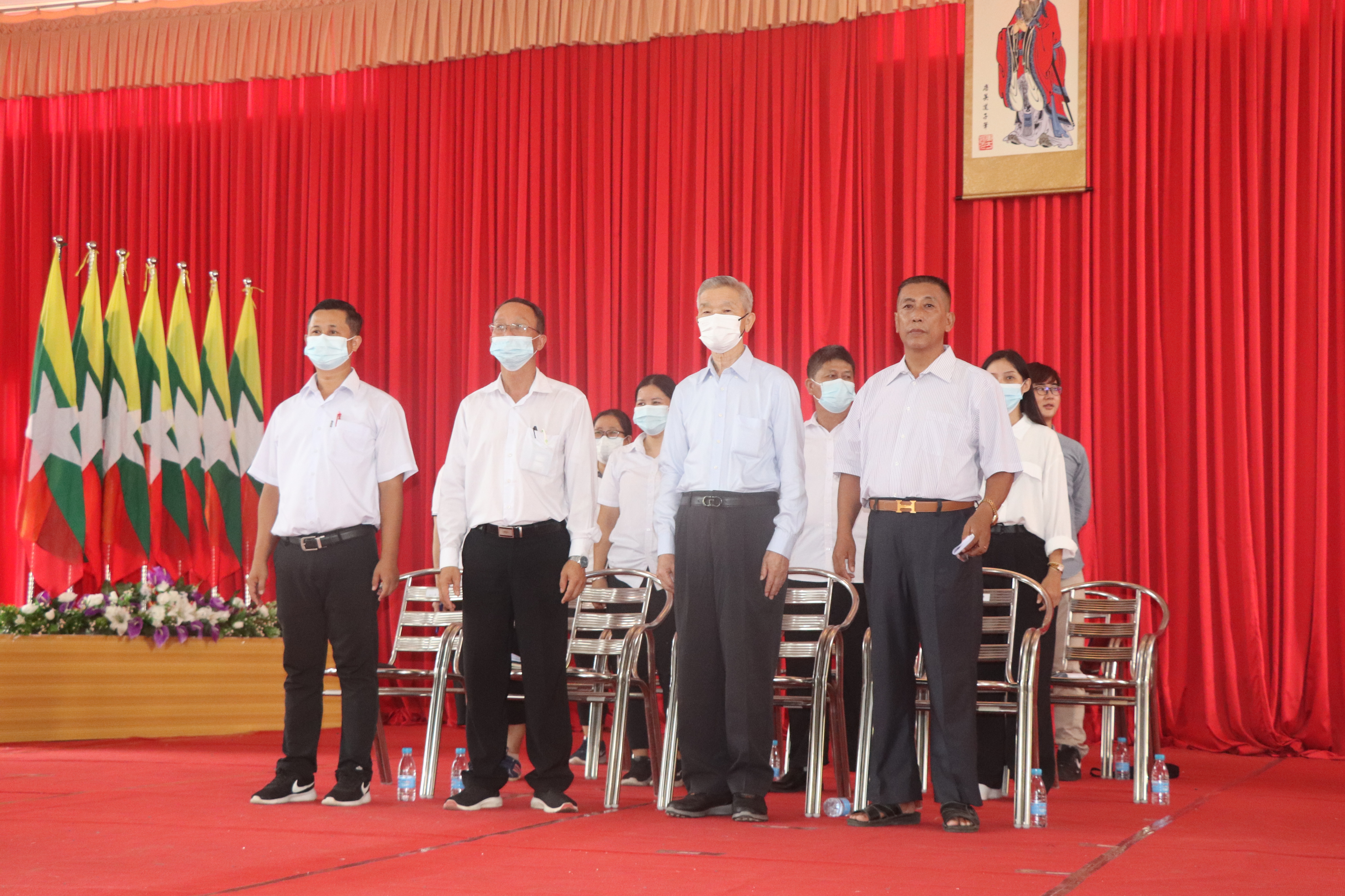 (由右至左)郭美忠會長、李成潤董事長、尹勝邦校長、彭安靖副校長和後排學校各處室主任們。