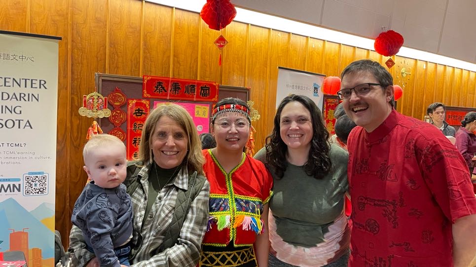 TCML三年級學生Brian(右一)帶著全家三代來參加社區新年晚會