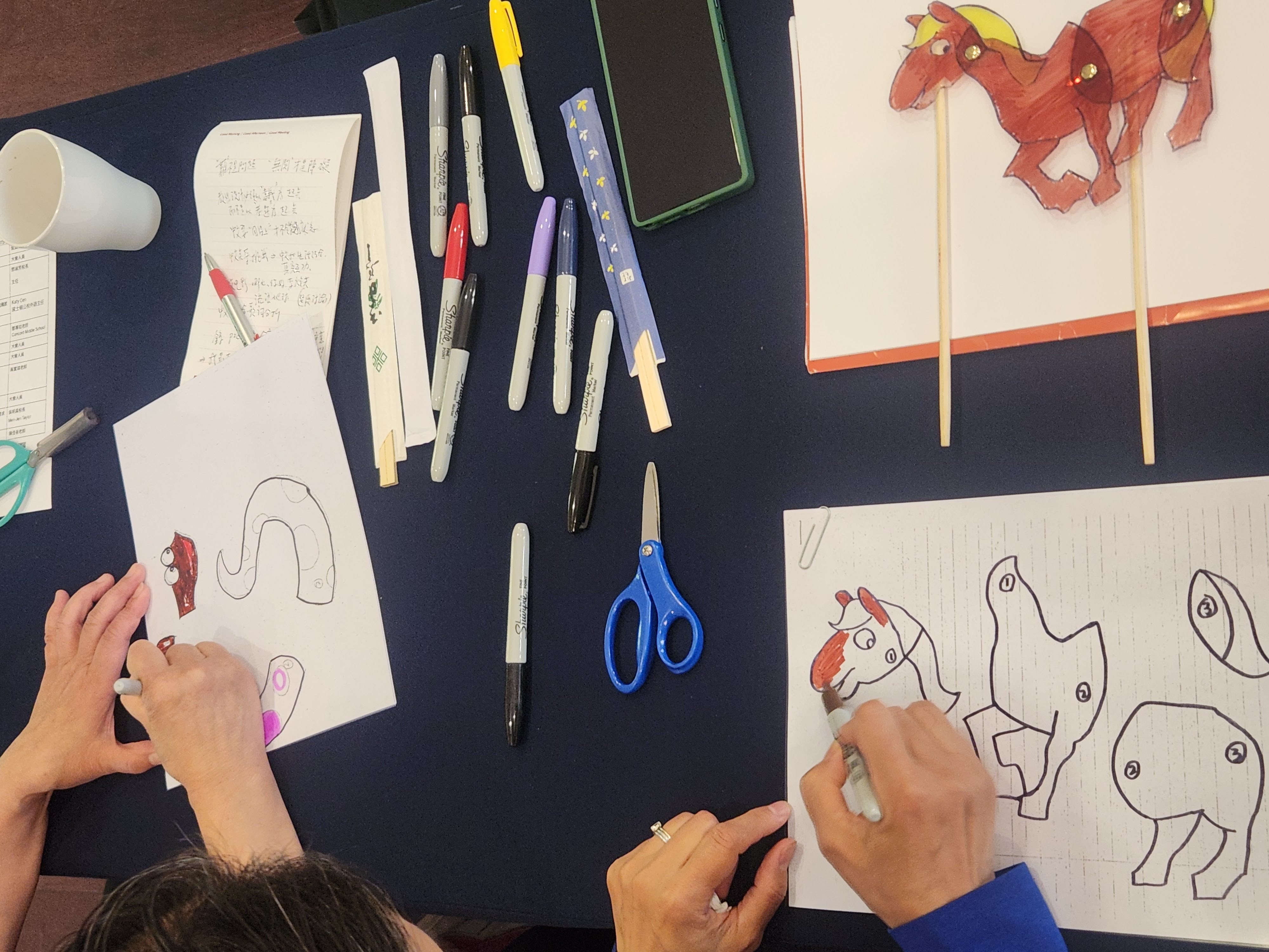  Concord Middle School 的鄭專如老師現場教授操作戲偶要點