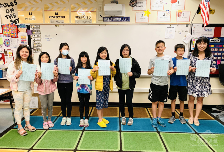 老師詹珂瑜與四、五年級班學生於認字馬拉松合照