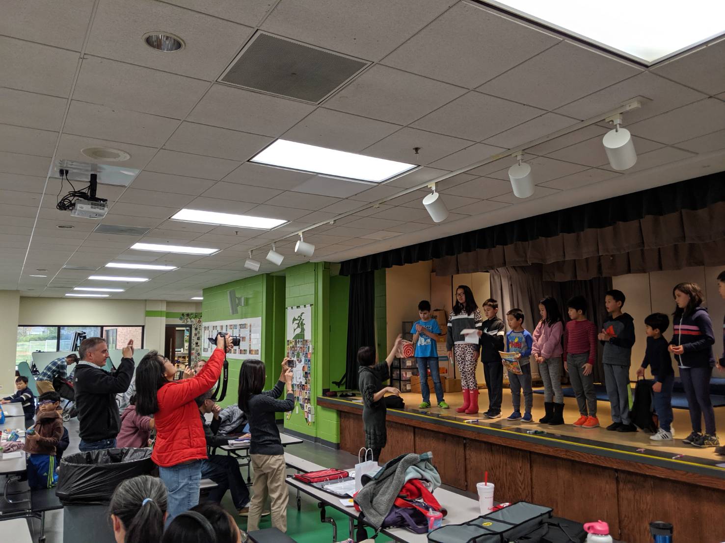 中文唱遊和道具表演