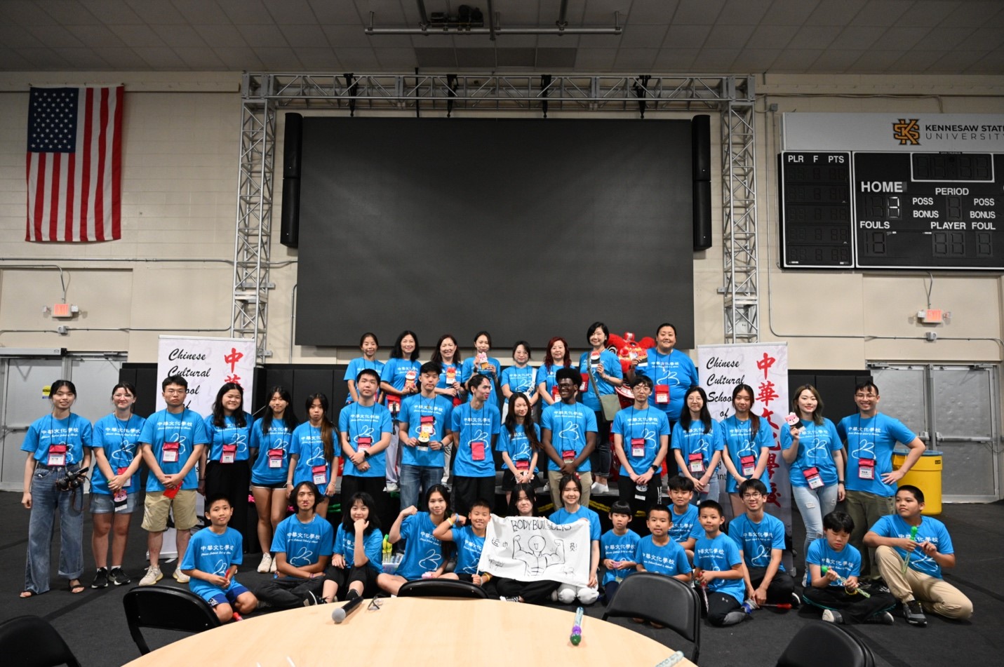 後排：台灣老師及義工老師、中排：輔導員全體成員，前排：獲勝團隊C組合影。