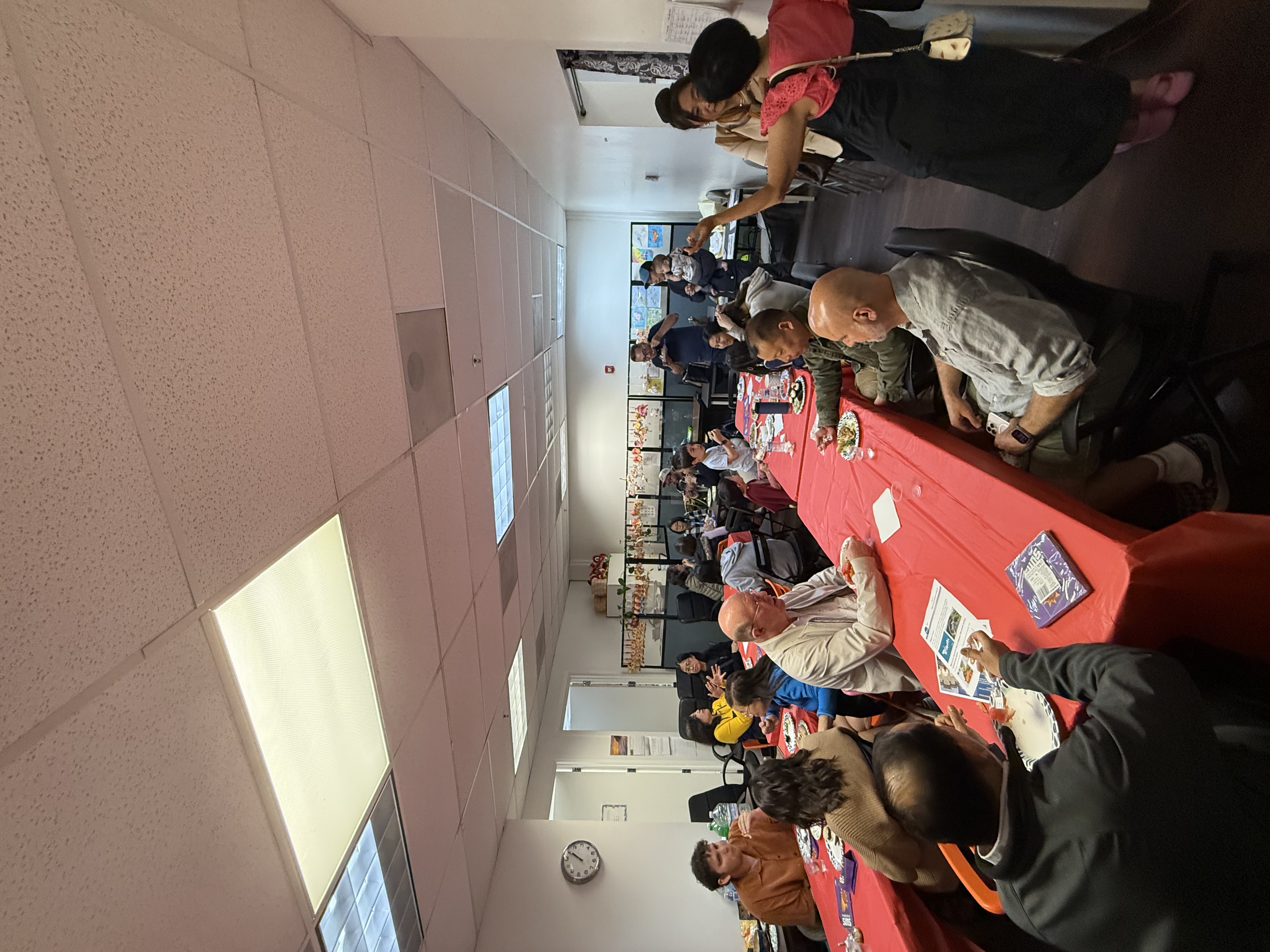 學員享用美食 用華語交談