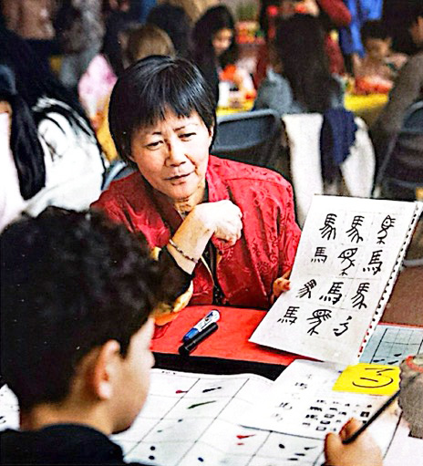 老師示範「馬」字書寫，帶領學生認識正體漢字之美