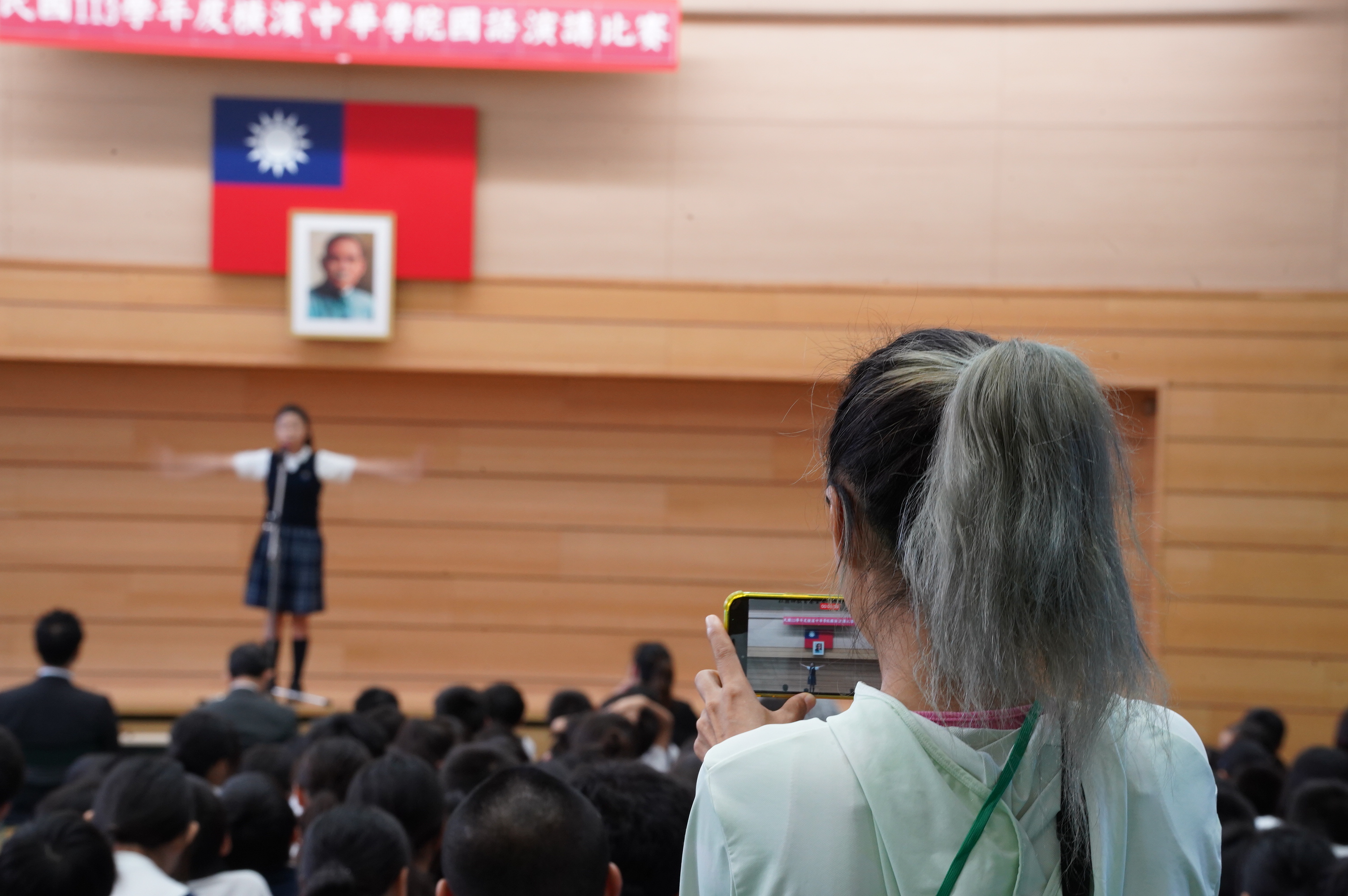 家長正在為自己的孩子留下美好的紀念