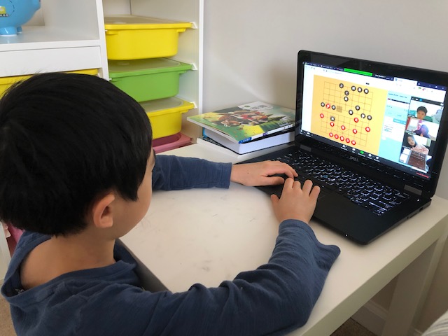 一邊下棋一邊看對手的眼睛是否有詐