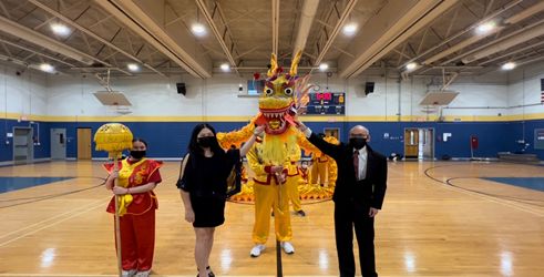 新海中文學校校長楊一中(右一)和新海臺灣華語文學習中心主任江海寧(左二)一同給舞龍隊紅包，祝福大家虎年行大運。