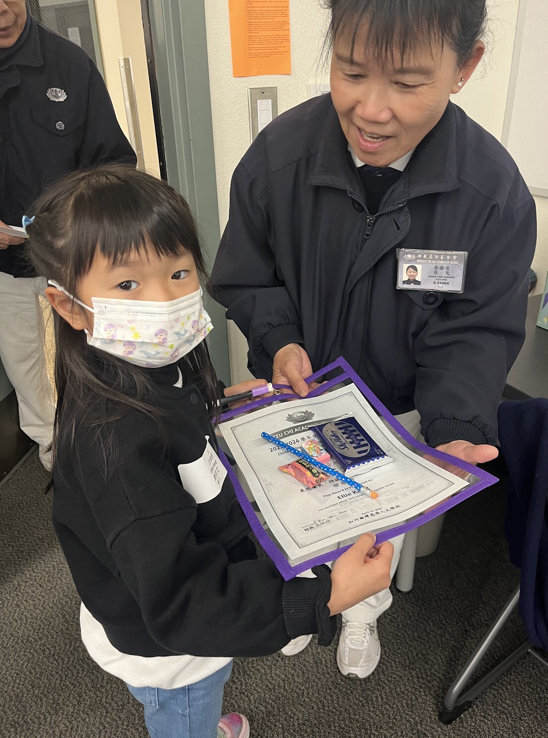 每一位參賽學生都能拿到參加獎獎狀和禮物。