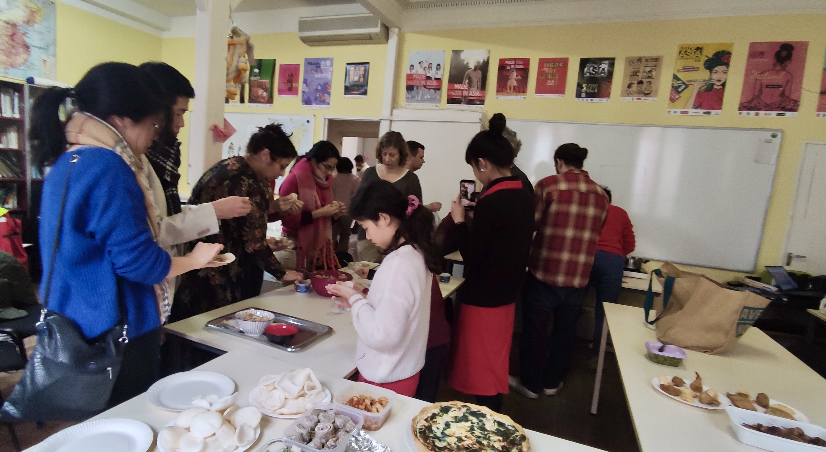 學生們踴躍參與中華料理教室