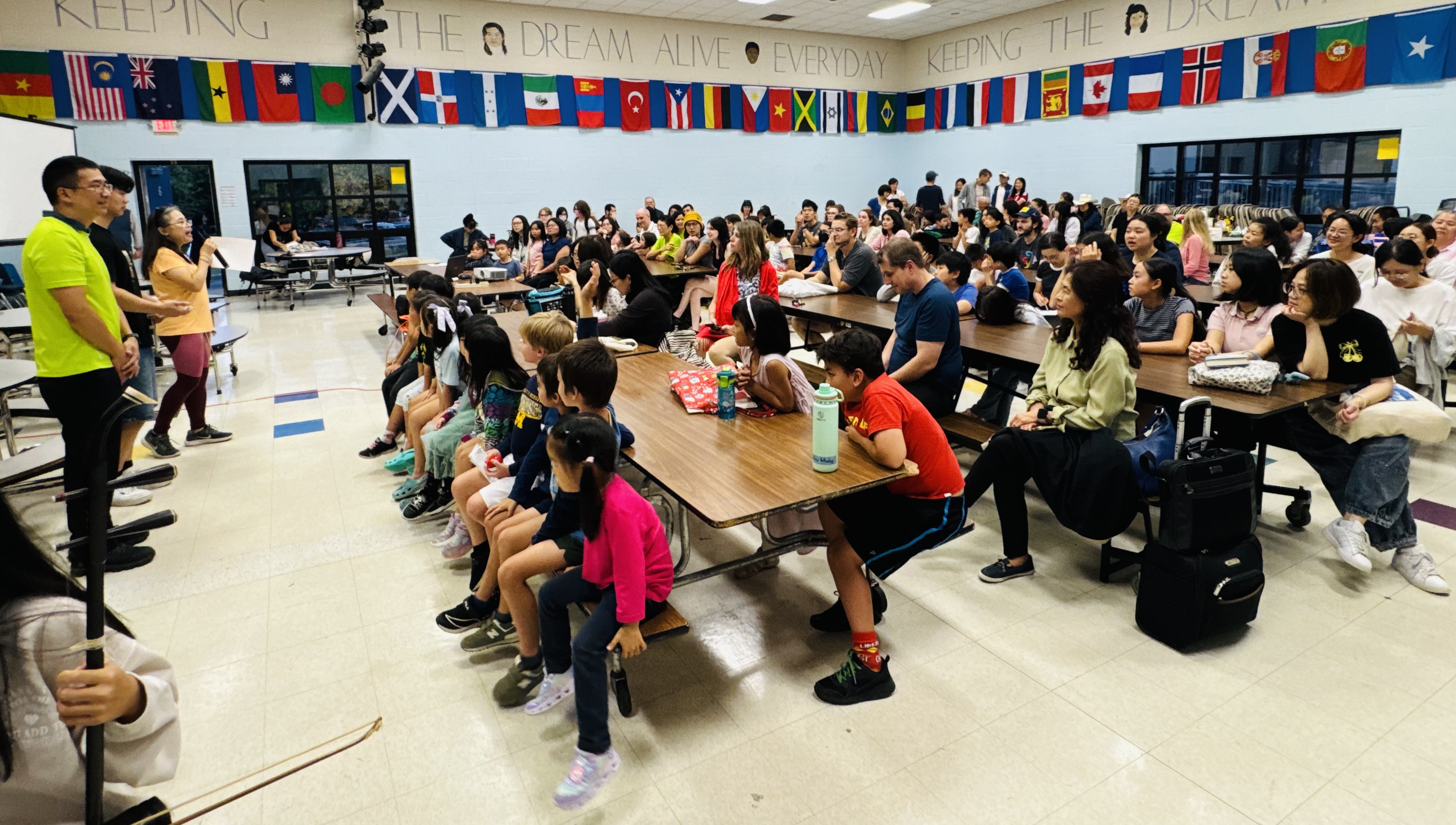 臺灣文化導覽與中秋節慶活動現場，師生、家長與民眾熱情參與。