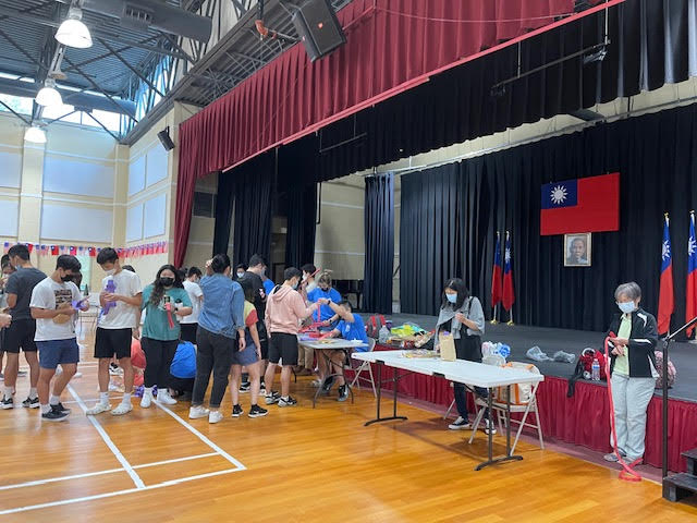 忙著兌換獎品。