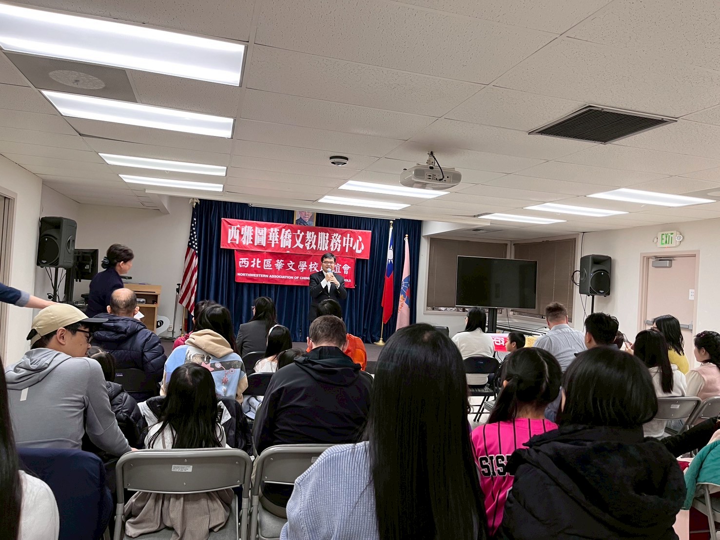 西雅圖僑教中心王偉讚主任致詞鼓勵